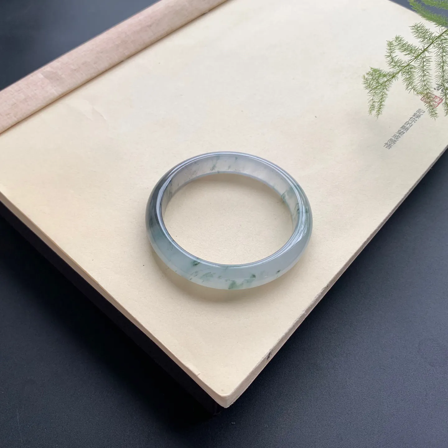 53.5圈口冰种飘花带乌鸡正圈手镯 尺寸：53.5-11.6-7.2，水润透亮，胶感十足