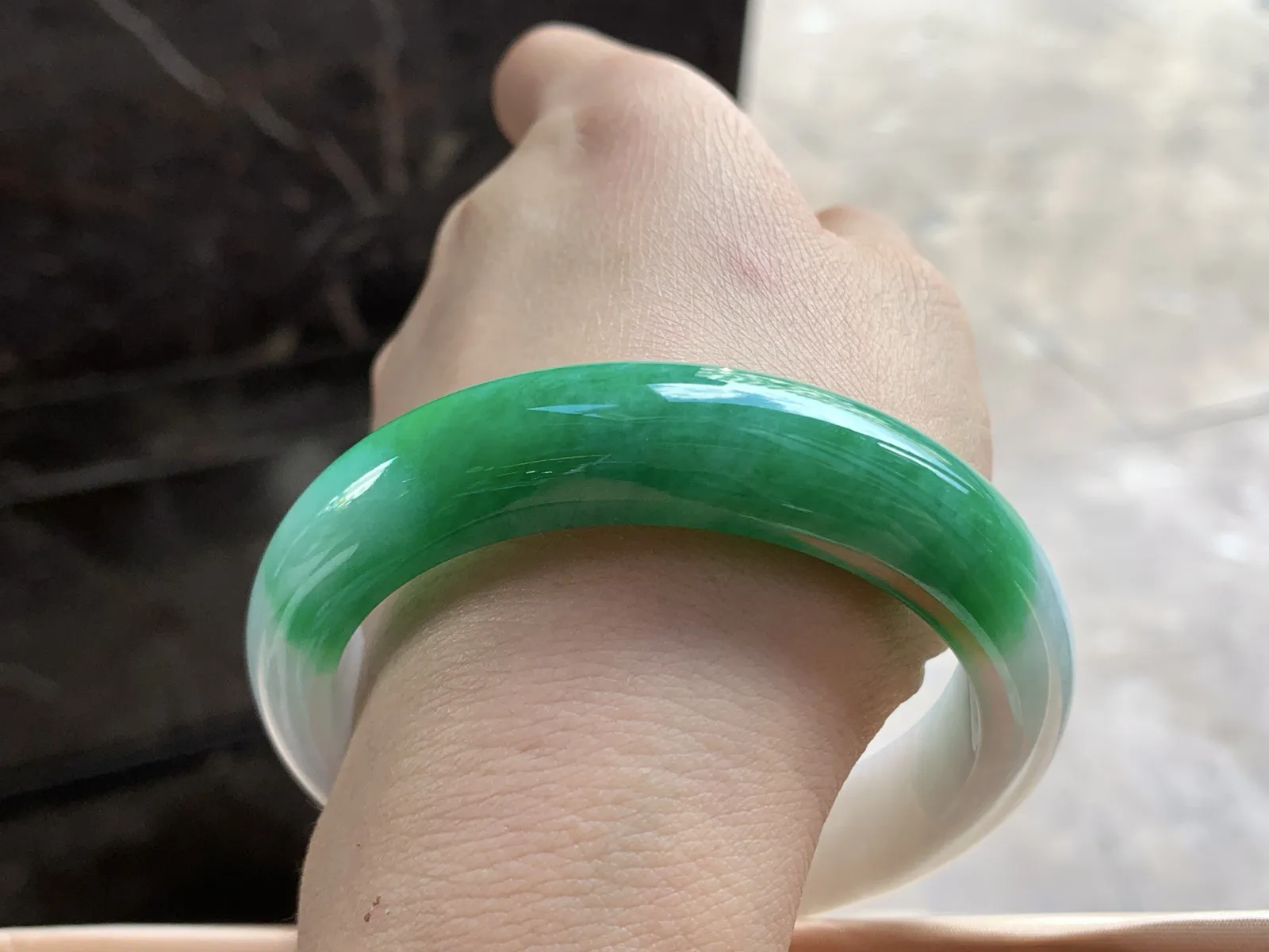 57.5-13.6-9

辣绿色手镯^_^颜色浓郁 细腻