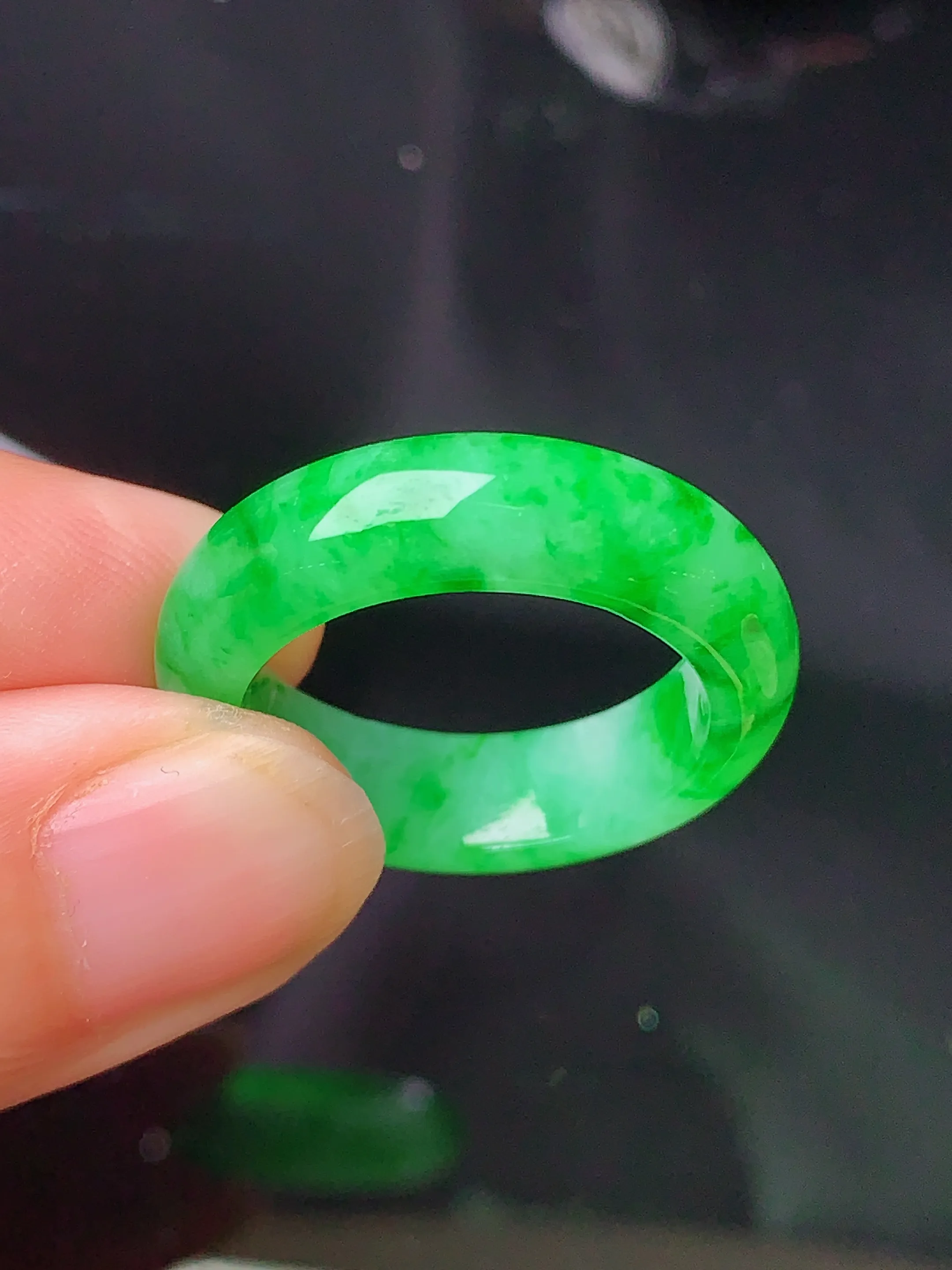 翠绿指环 玉质细腻 色泽清新艳丽 整体尺寸25.5*6.2*3.7 圈口17