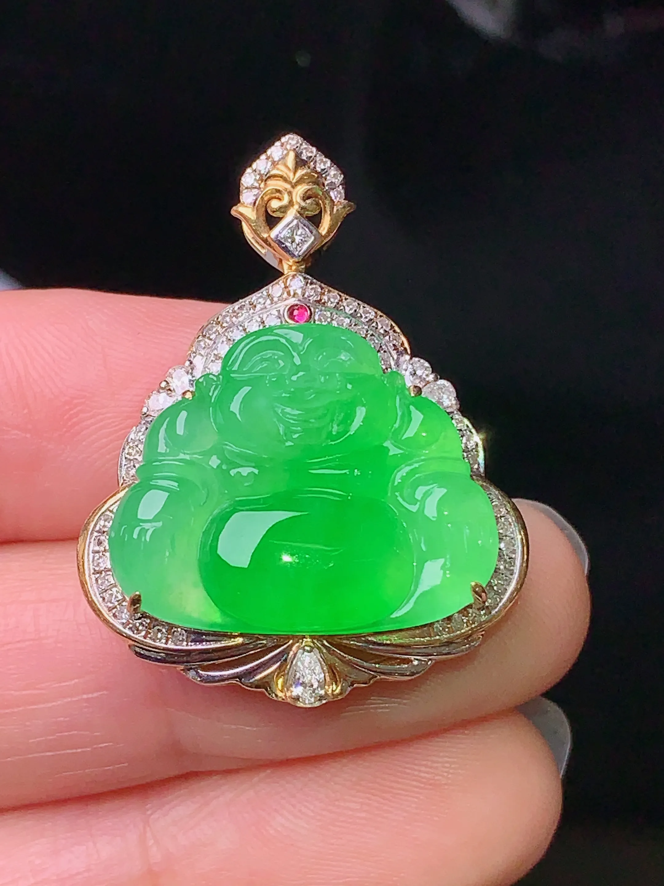 18k金钻镶嵌翠绿佛公吊坠 玉质细腻 色泽清新艳丽 整体尺寸31.2*24.2*9.8