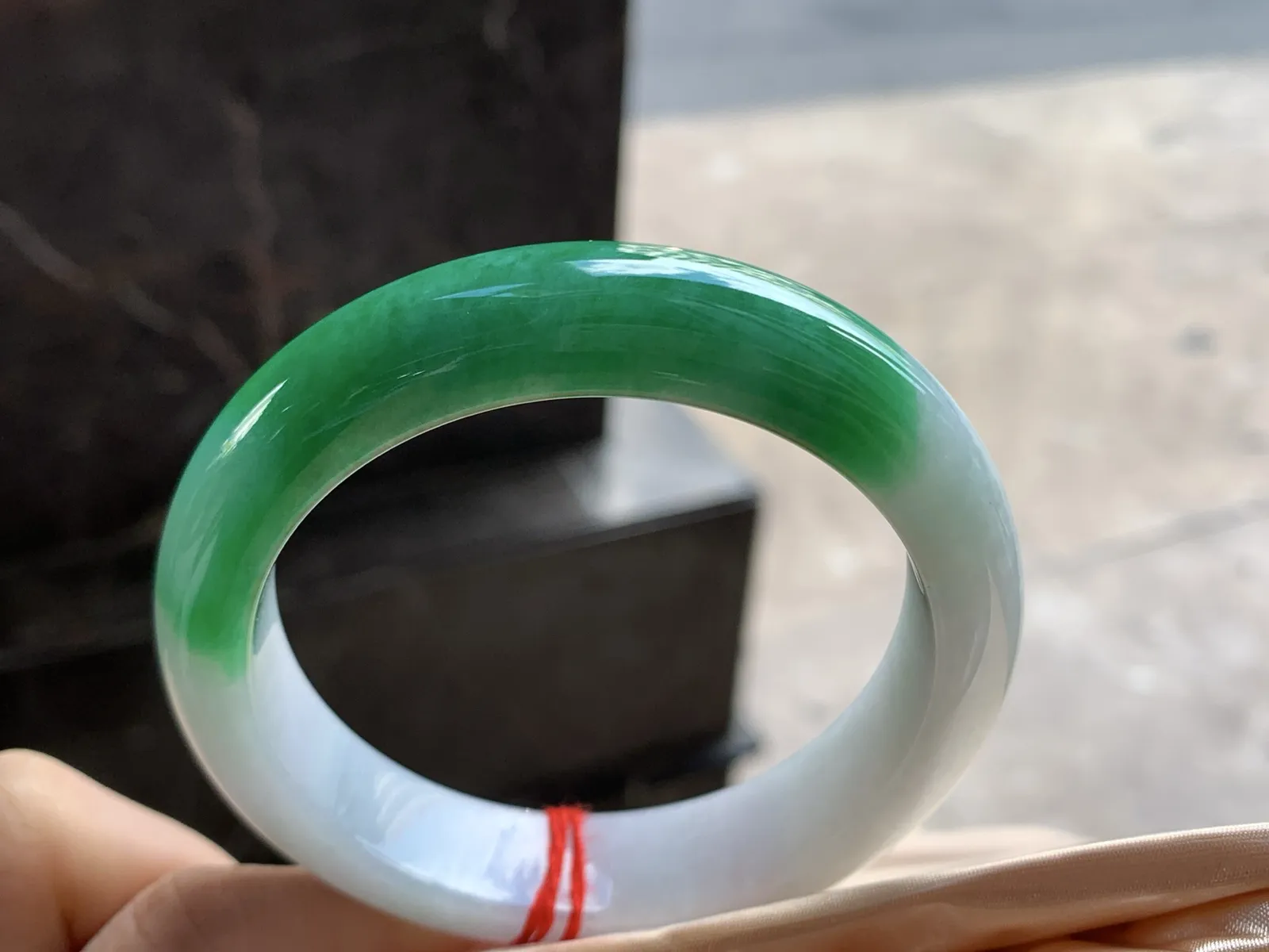 57.5-13.6-9

辣绿色手镯^_^颜色浓郁 细腻