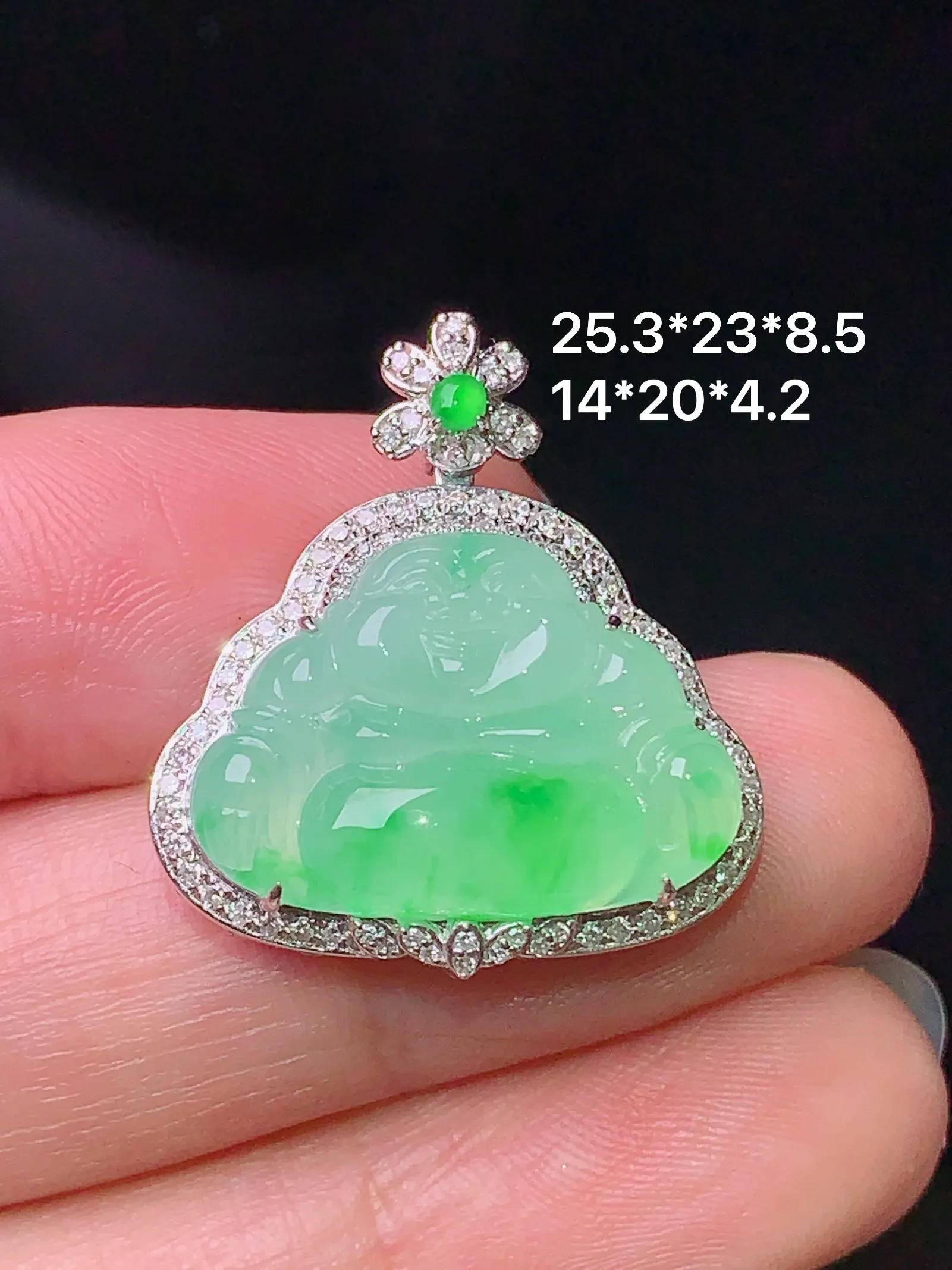 18k金钻镶嵌飘绿佛公吊坠 玉质细腻 色泽清新艳丽 整体尺寸25.3*23*8.5