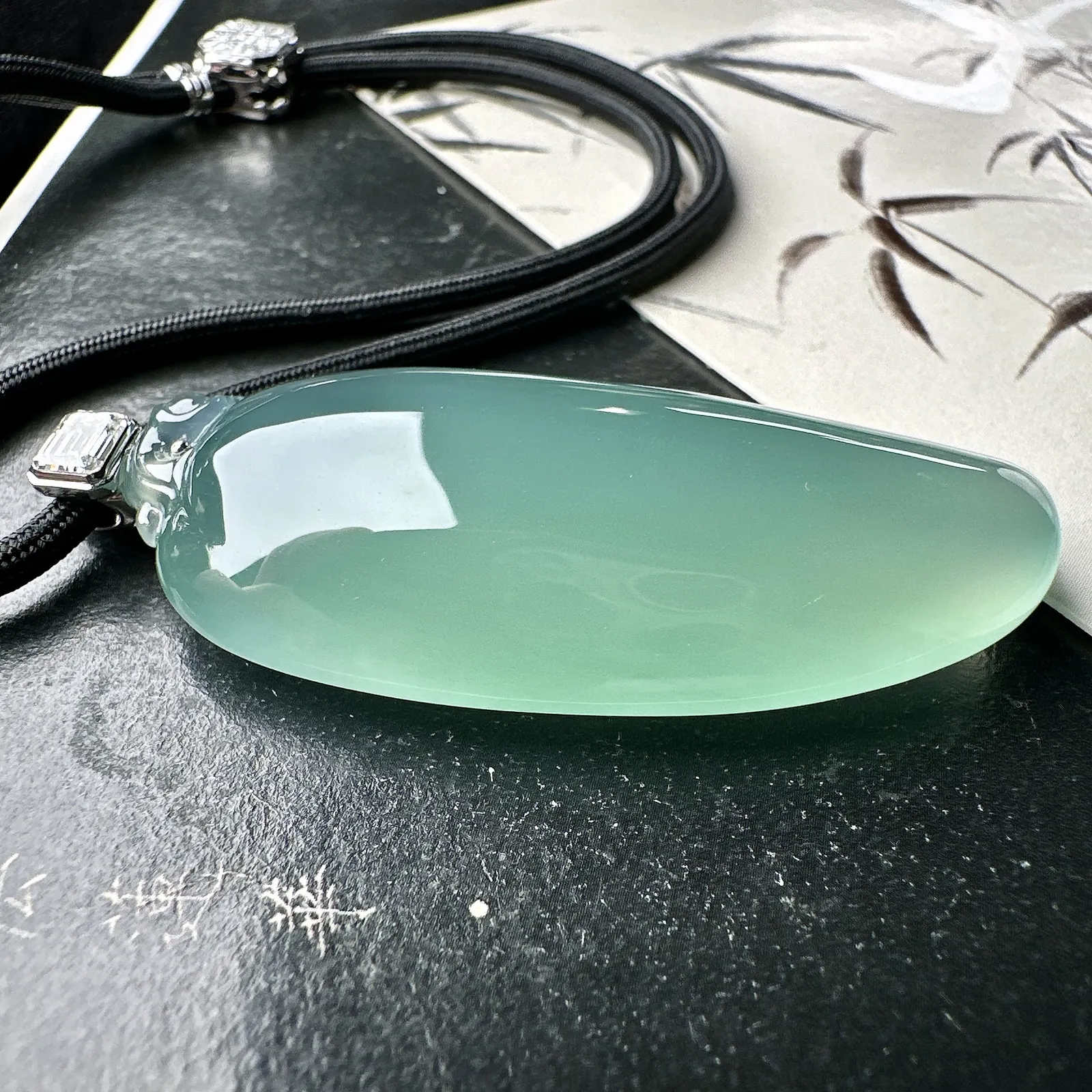 【冰种晴绿大福瓜】质地冰润细腻，种老起光，收藏品质，18K金钻镶嵌，裸石尺寸48.9*21.5*11.7毫米