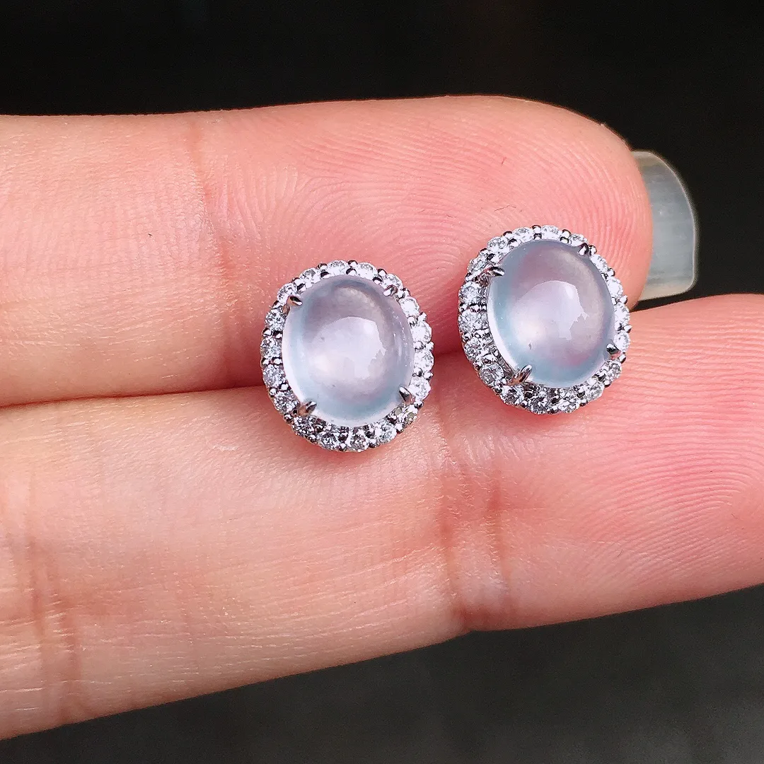 冰种蛋面耳钉，玉质细腻，荧光感超
强，饱满圆润，尽显优雅气质，18k
金豪华镶嵌