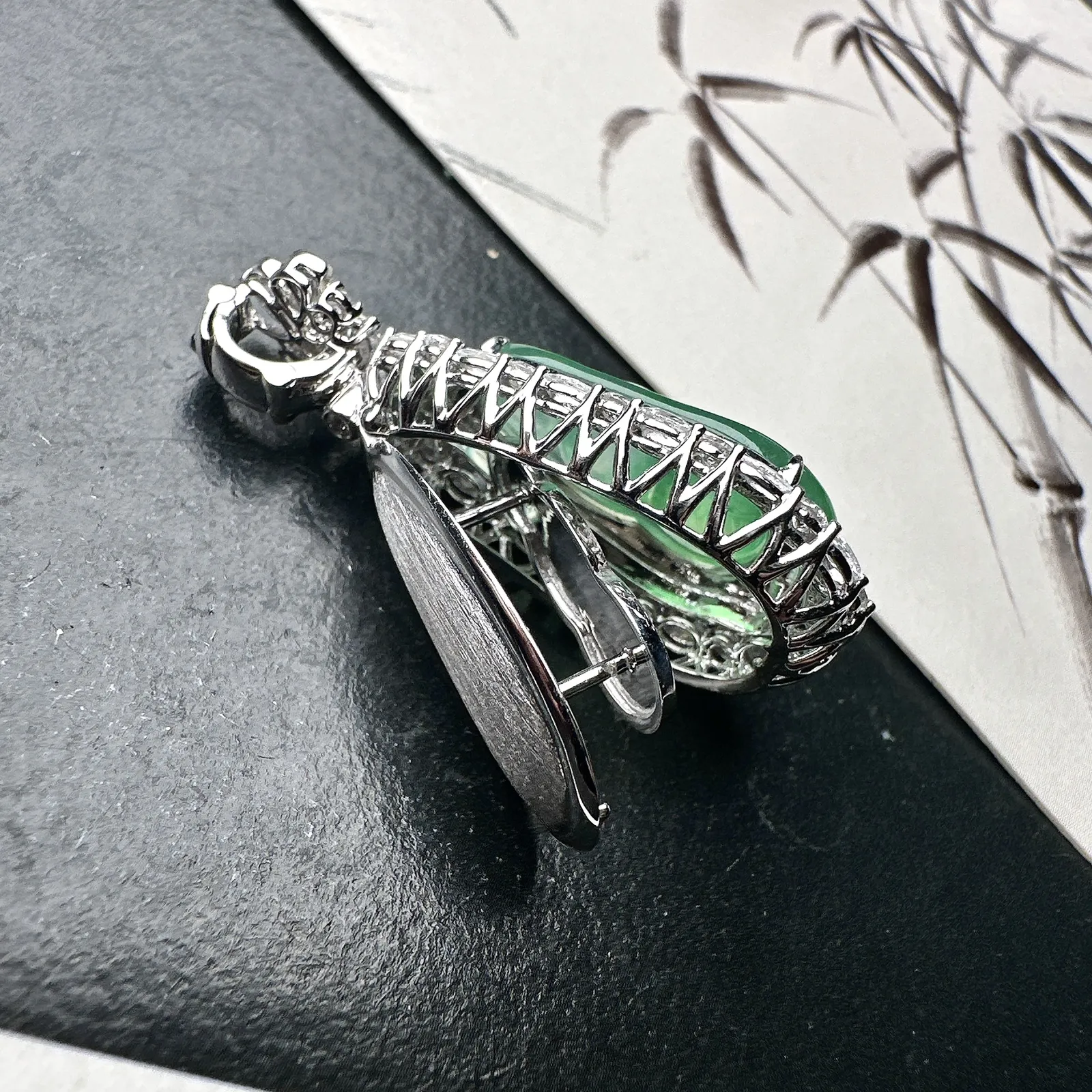 【冰种绿福豆吊坠】种地上乘，冰感十足，通透起光，饱满圆润，18k金钻镶嵌，裸石尺寸21.9*11.7*4.8毫米。