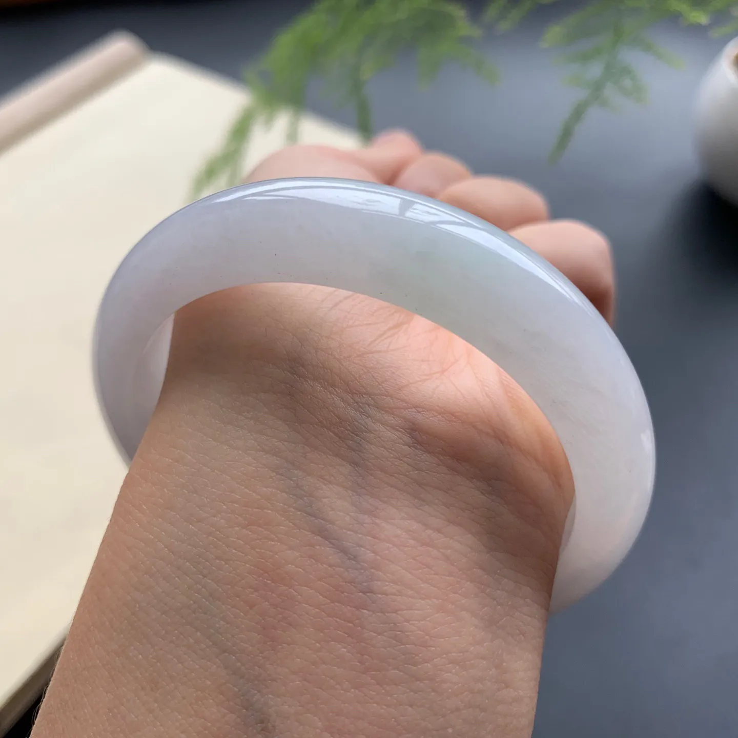 54.6圈口细糯正圈手镯 尺寸：54.6-12.5-8，无纹裂，细腻釉洁，清爽干净