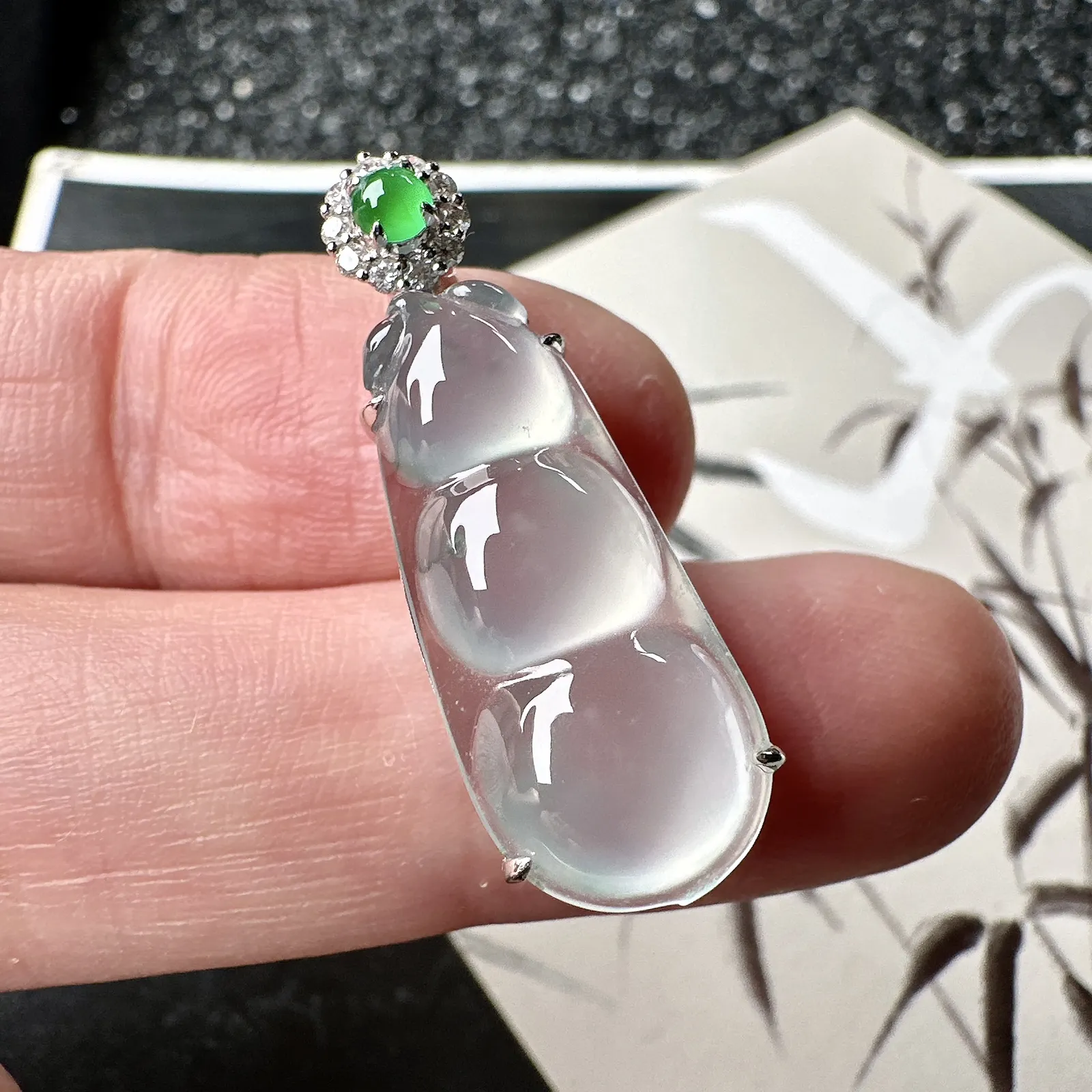 【冰种福豆吊坠】种地上乘，冰感十足，通透起光，饱满圆润，收藏品质，18k金钻镶嵌，裸石尺寸24.5*