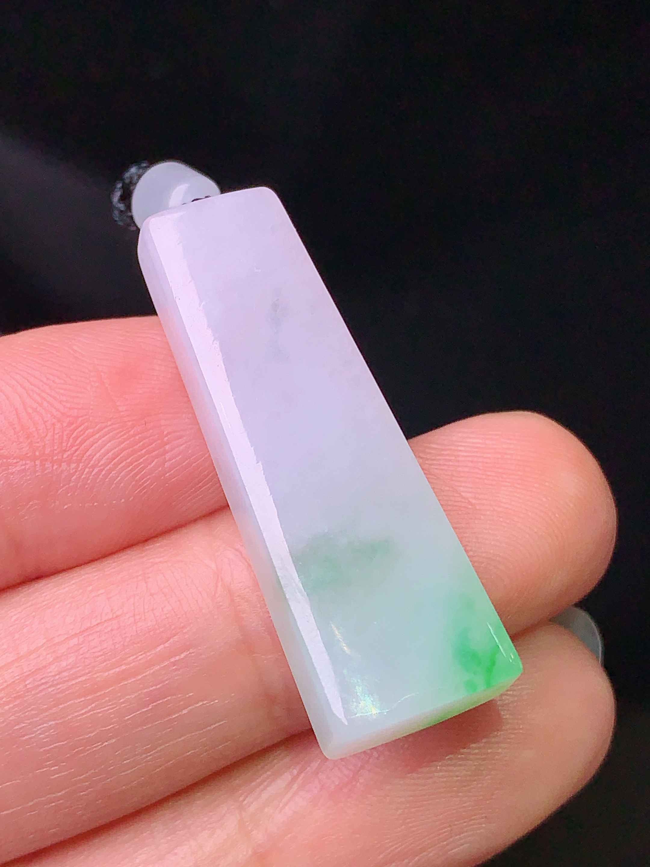 飘绿无事牌吊坠 玉质细腻 色泽清新艳丽 整体尺寸32.2*11*6.2