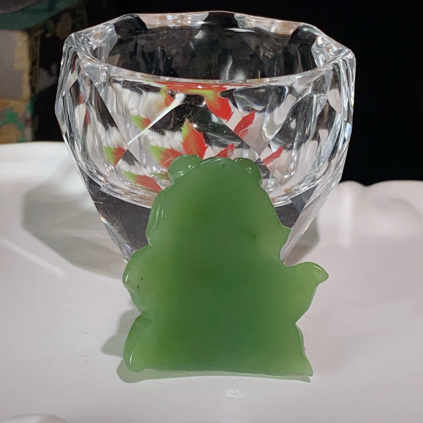 和田玉阳绿俄罗斯碧玉金玉满堂金鱼挂件。尺寸39/37/14重25克。玉质细腻油润。手推出油。佩戴高端典雅。lt251031