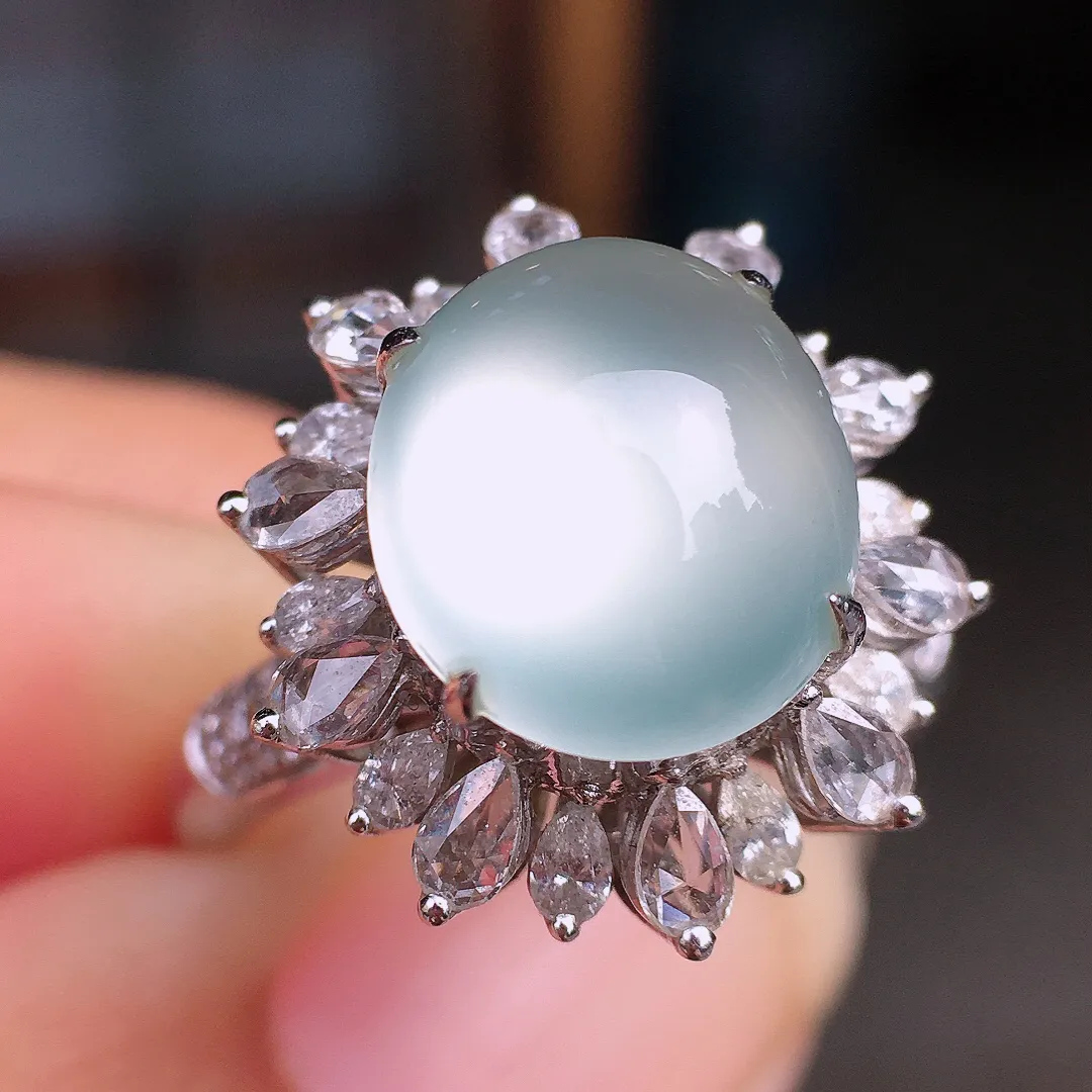 玻璃种蛋面戒指，玉质细腻，荧光感超
强，饱满圆润，尽显优雅气质，18k
金豪华镶嵌