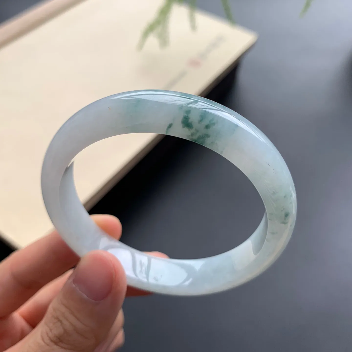 52圈口飘花正圈手镯 尺寸：52-11.3-7，无纹裂，细腻光滑，花色飘逸