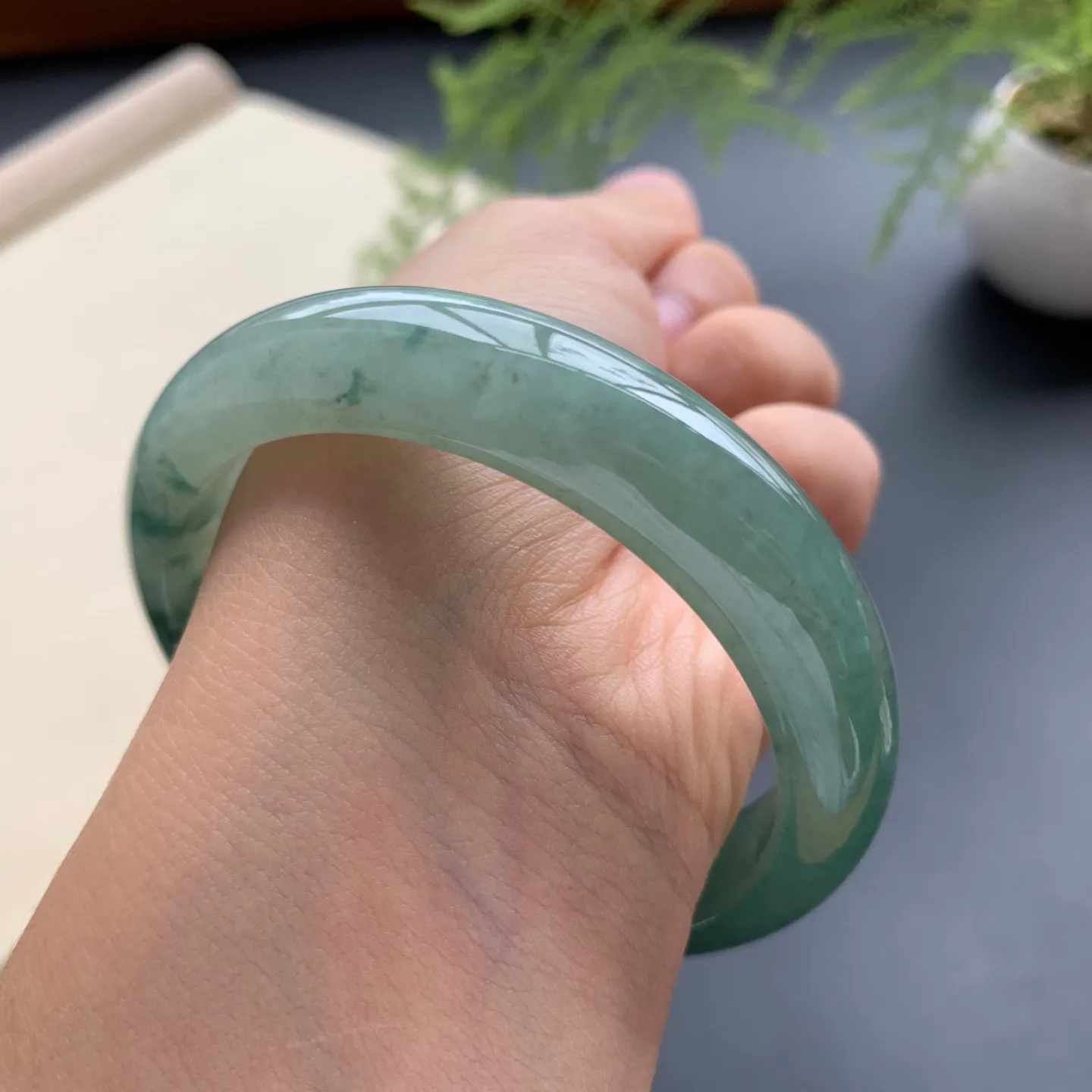 56圈口油底飘花正圈手镯 尺寸：56-13.3-8.2，无纹裂，细腻起胶，色泽浓郁