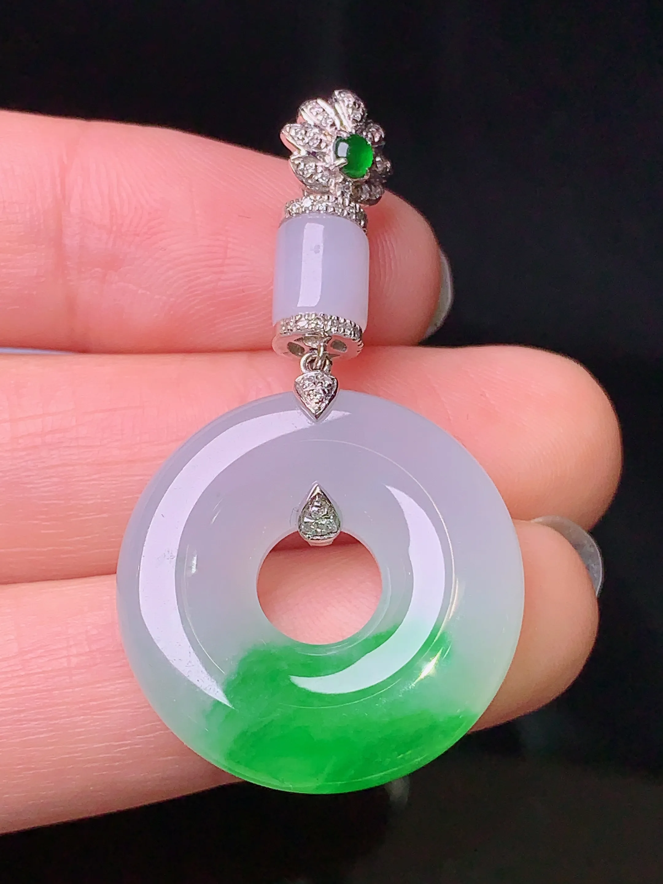 18k金钻镶嵌飘绿平安环吊坠 玉质细腻 色泽清新艳丽 整体尺寸42*23.2*5.7