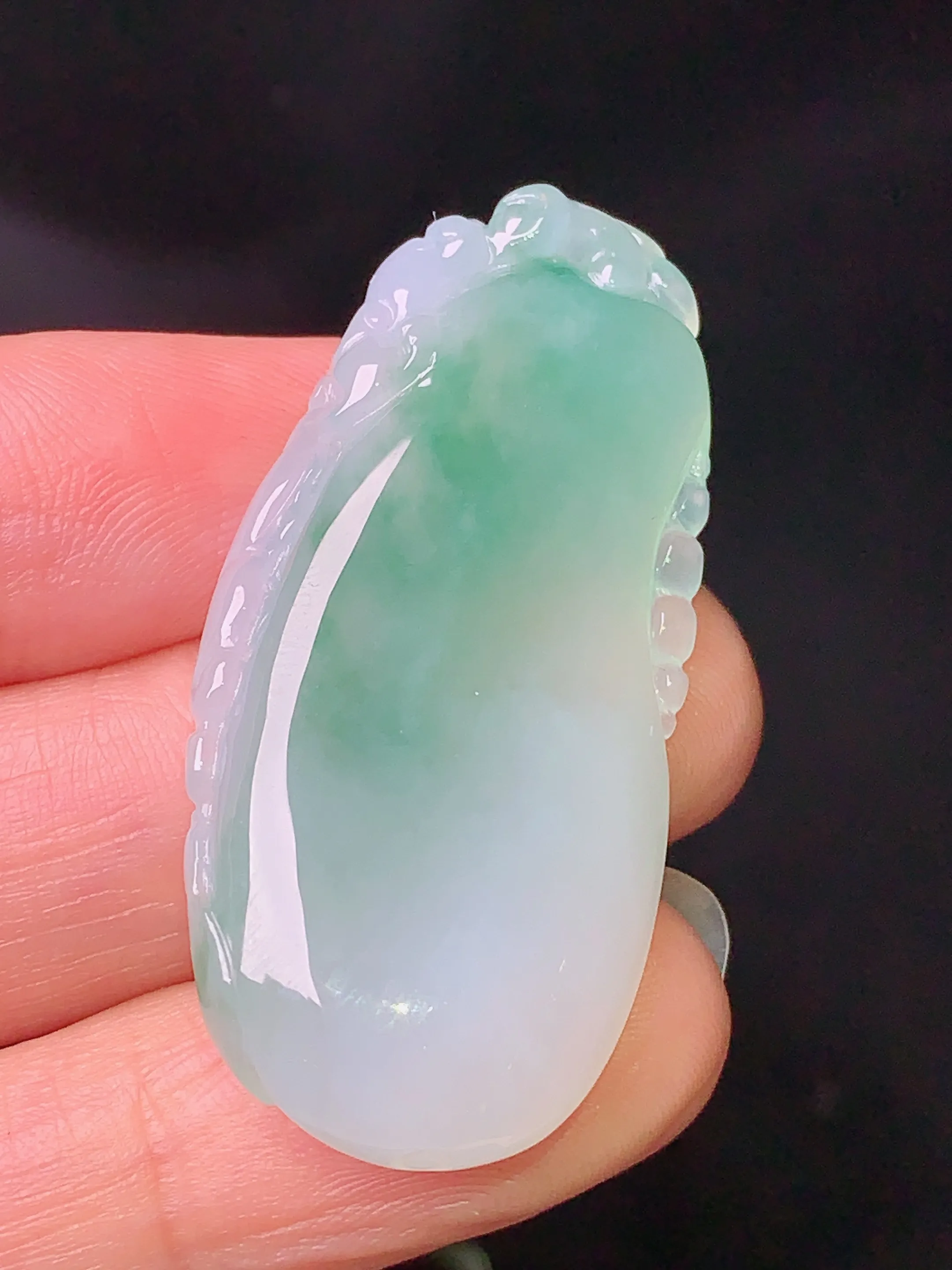 飘绿福瓜吊坠 玉质细腻 色泽清新艳丽 整体尺寸42.2*20*7.3