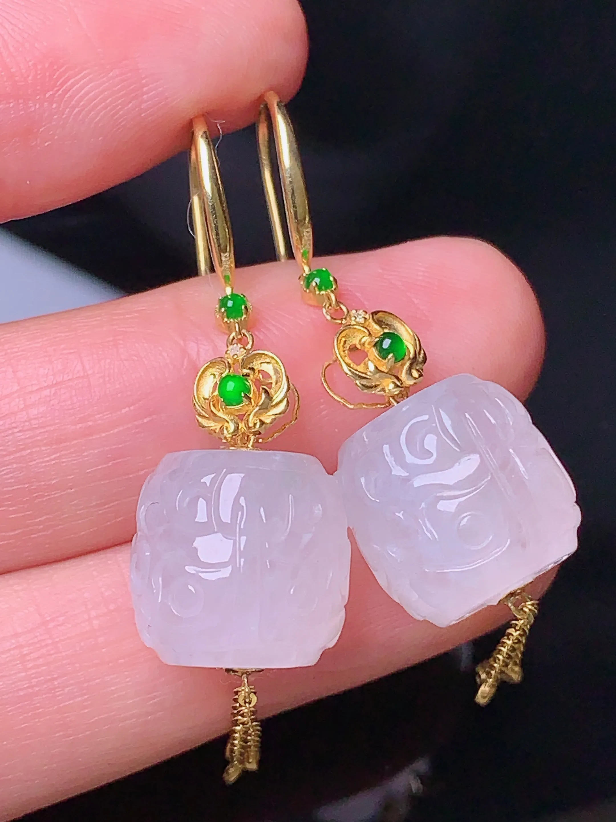 18k金镶嵌雕花路路通耳坠 玉质细腻 色泽清新艳丽 整体尺寸12.5*12.5*12