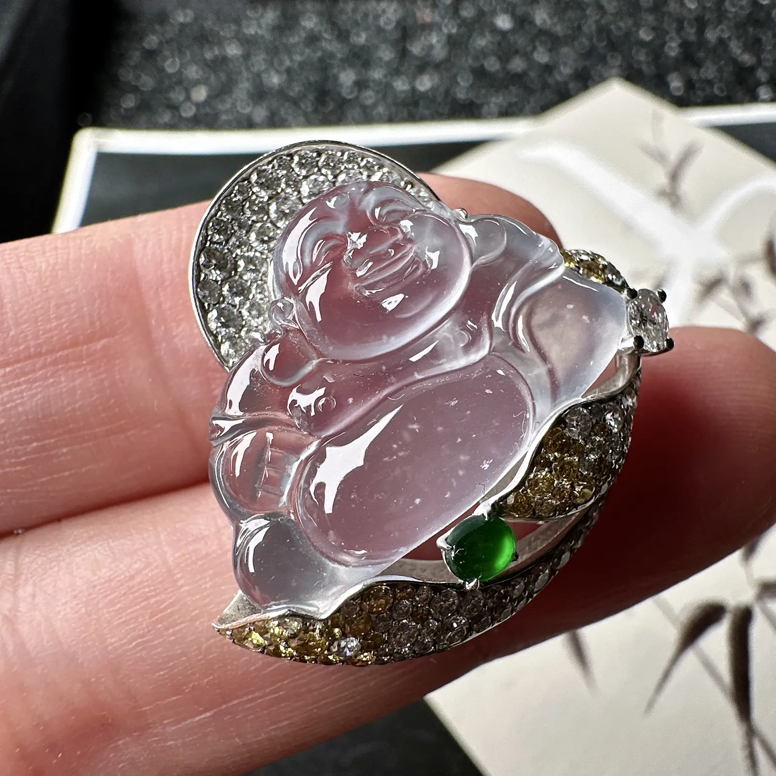 【玻璃种佛公吊坠】种水上乘，晶莹剔透，纯净通透，莹光感很强，18k金钻镶嵌，裸石尺寸15.5*21.9*4.6毫米