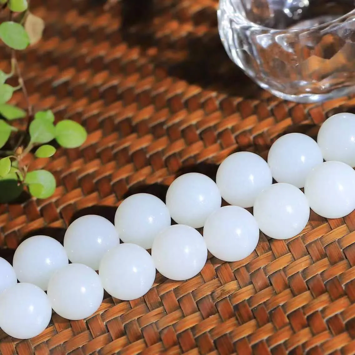 【链.108】

精品和田玉收藏级白玉108挂链 玉质温润细腻 油性十足 佩戴舒适。珠珠落玉盘，间关莺语花底滑，一生美好时光，无论身在何处，都有它相伴相守。事事顺遂，幸福美满，吉祥如意。重212.2克 尺寸取一11mm 78901475YY