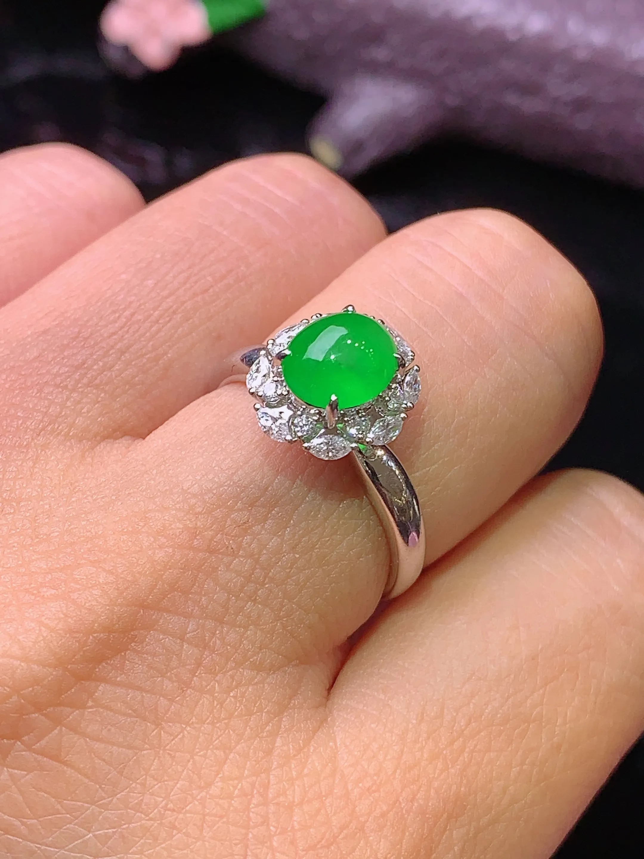 18k金钻镶嵌满绿蛋面吊坠 玉质细腻 色泽清新艳丽 圈口14 整体尺寸11.7*10.5*9.2