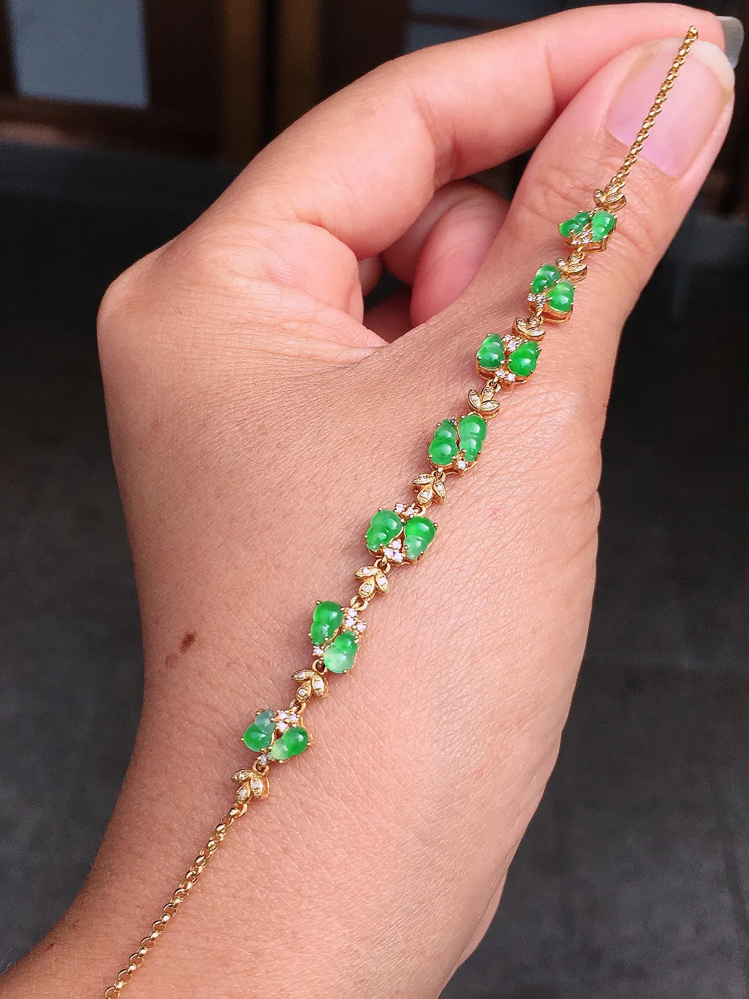 阳绿葫芦手链，色泽均匀艳丽，玉质细腻，荧光感超
强，饱满圆润，尽显优雅气质，18k
金豪华镶嵌