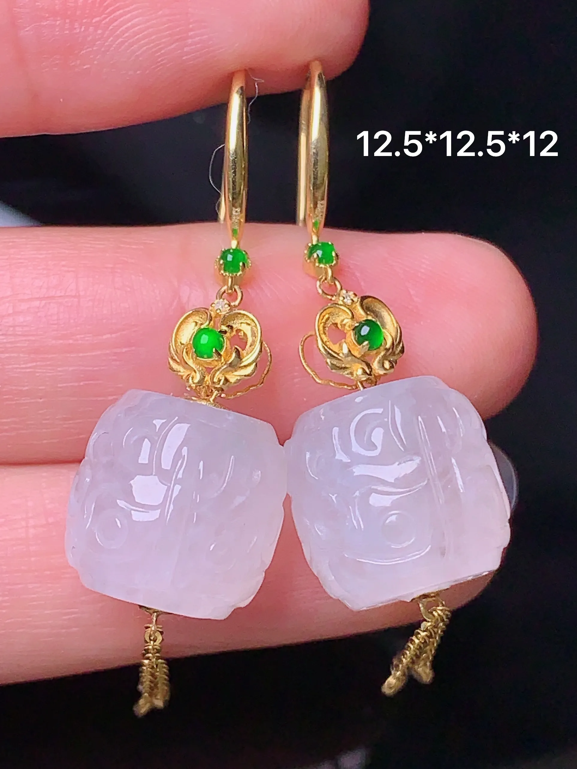 18k金镶嵌雕花路路通耳坠 玉质细腻 色泽清新艳丽 整体尺寸12.5*12.5*12
