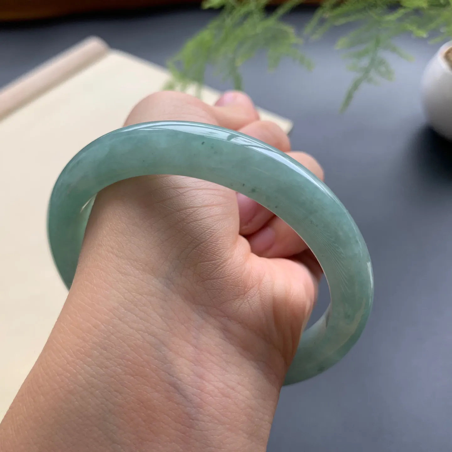 60.5圈口油绿正圈手镯 尺寸：60.5-11.3-9，无纹裂，细腻光滑，色泽均匀