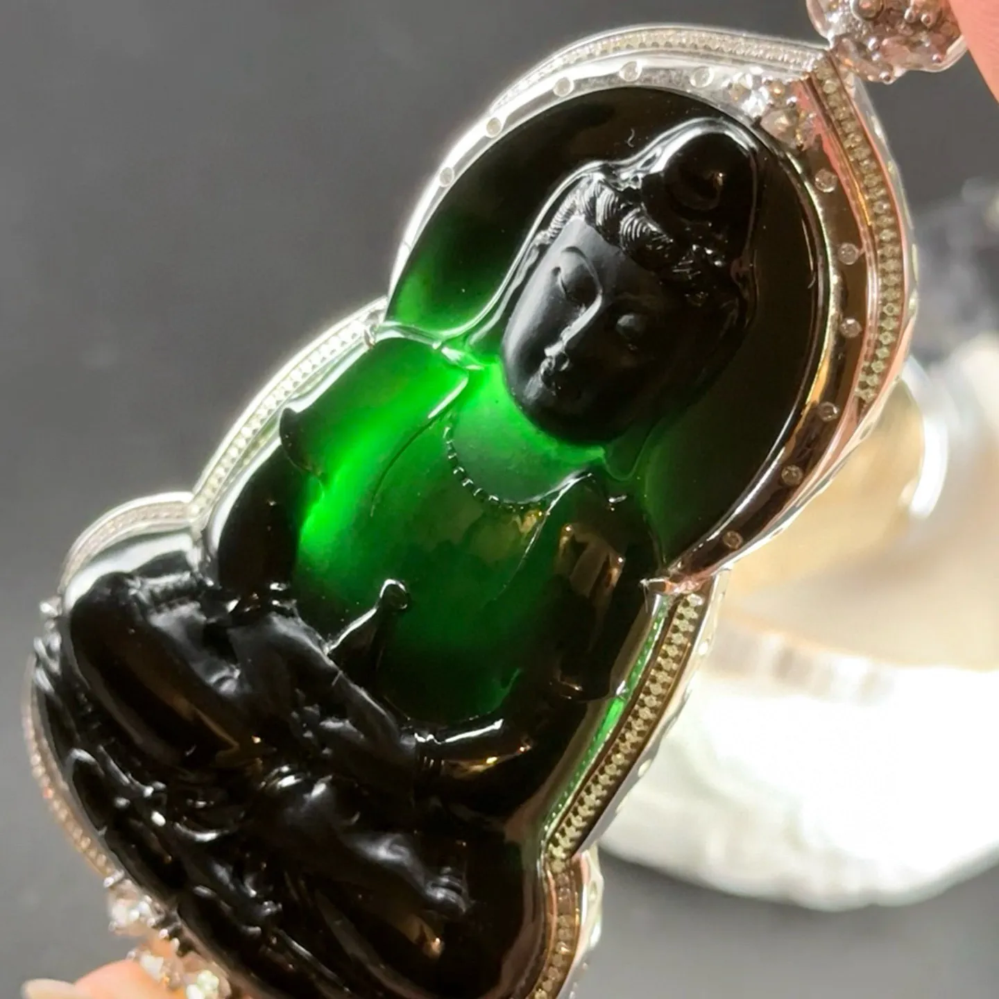 精品墨翠大观音 种好色正 黑度极好 打灯通透 油性十足