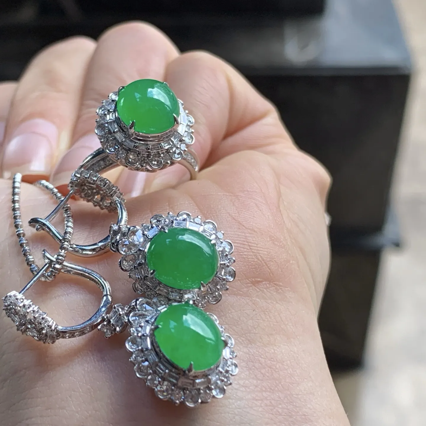 金钻镶嵌辣绿色耳环戒指一套^_^颜色鲜艳 玉质温润 细腻