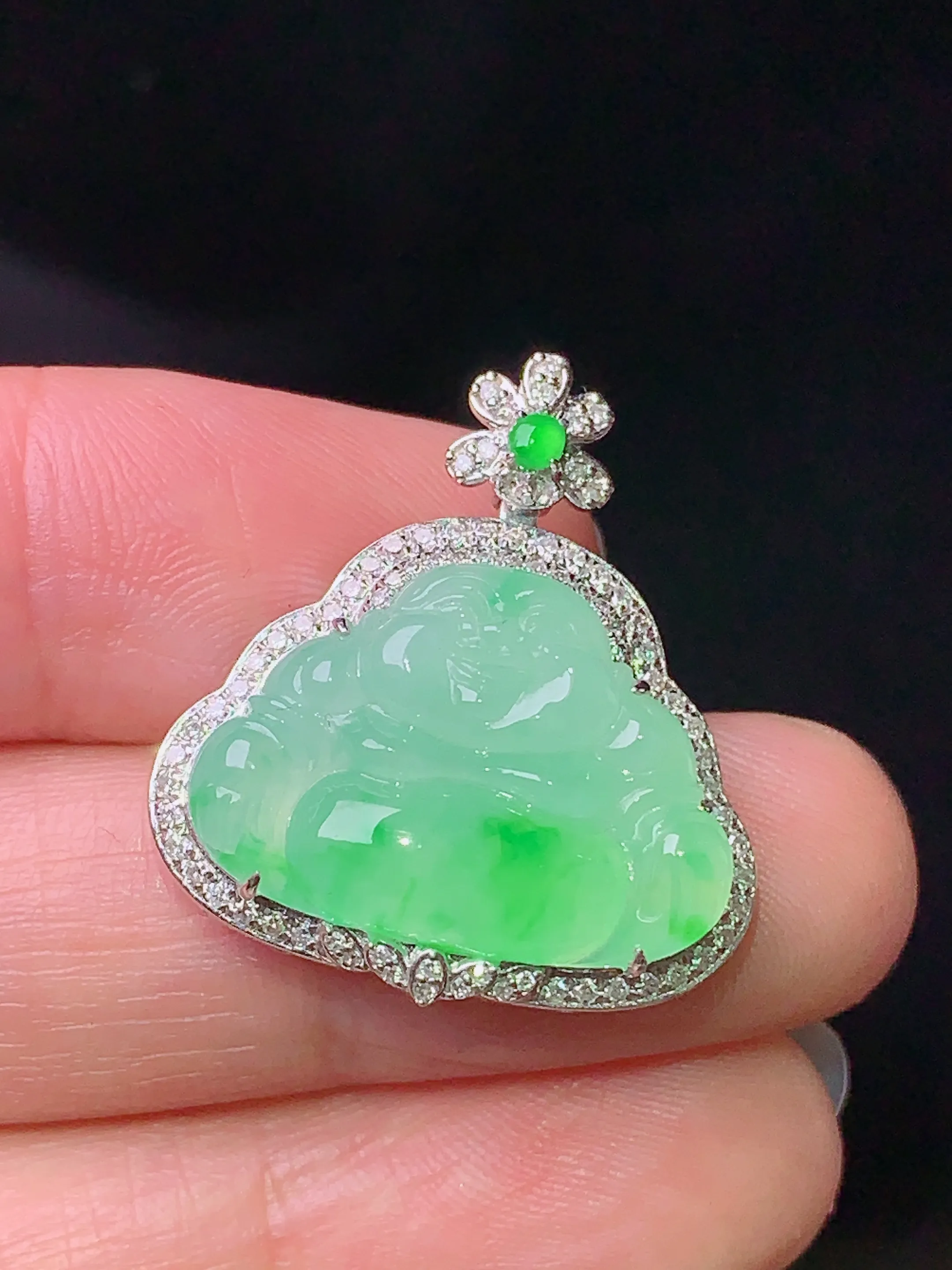 18k金钻镶嵌飘绿佛公吊坠 玉质细腻 色泽清新艳丽 整体尺寸25.3*23*8.5