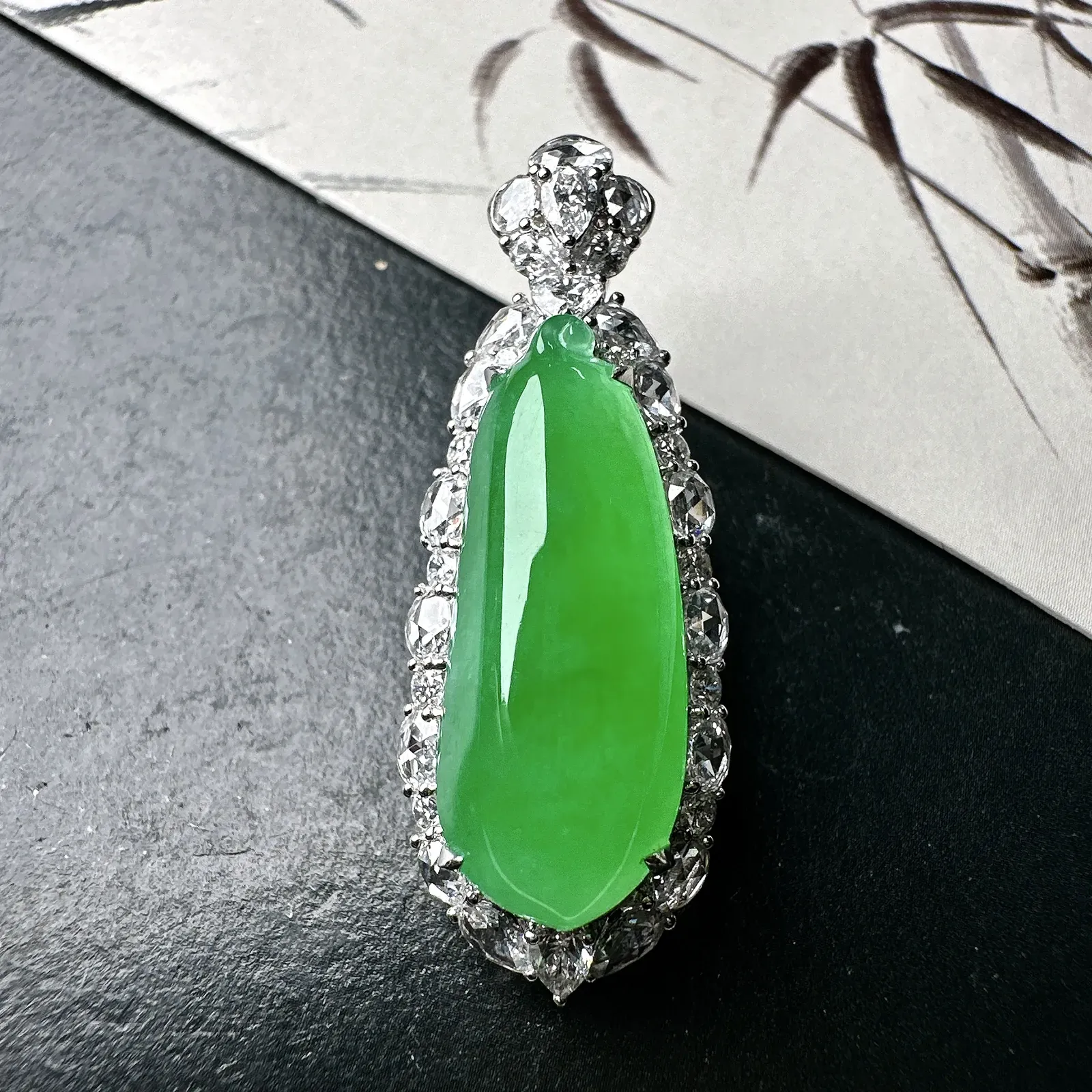 【冰种满绿福瓜】质地冰润细腻，种老起光，收藏品质，18K金钻镶嵌，裸石尺寸24.7*9.9*6.8毫