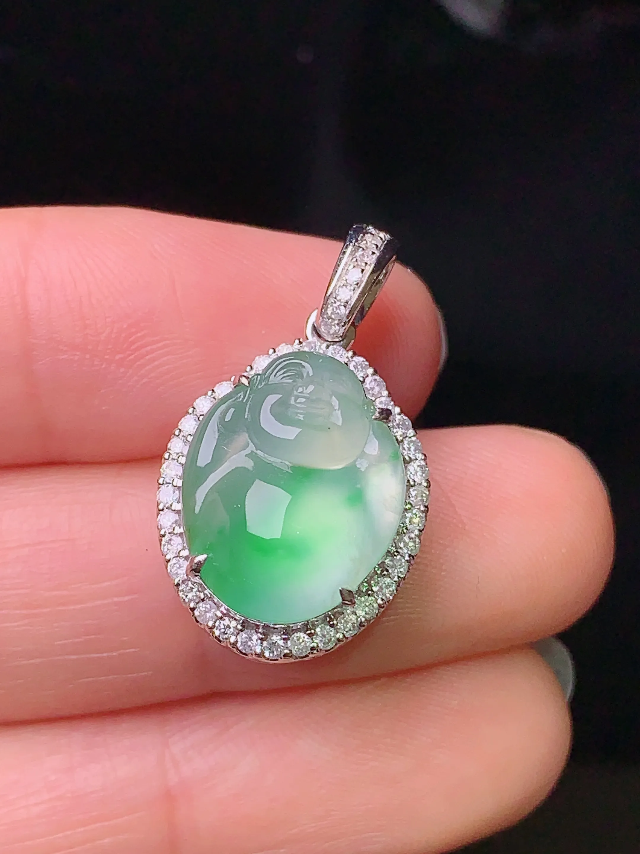 18k金钻镶嵌冰种飘绿佛公吊坠 玉质细腻 色泽清新艳丽 整体尺寸24.5*14.3*10.2