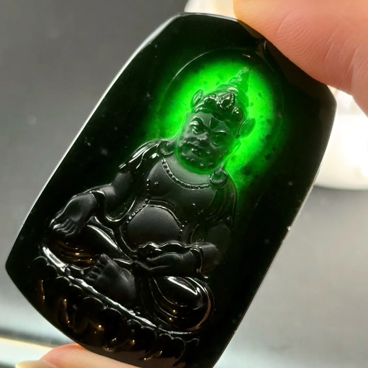 精品墨翠黄财神 种好色正 黑度极好 打灯通透 油性十足 尺寸53