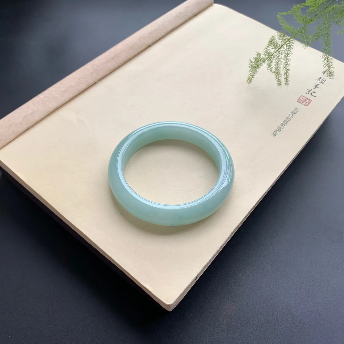 61.8圈口满色正圈手镯 尺寸：61.8-13-10，无纹裂，色泽靓丽，版型厚装