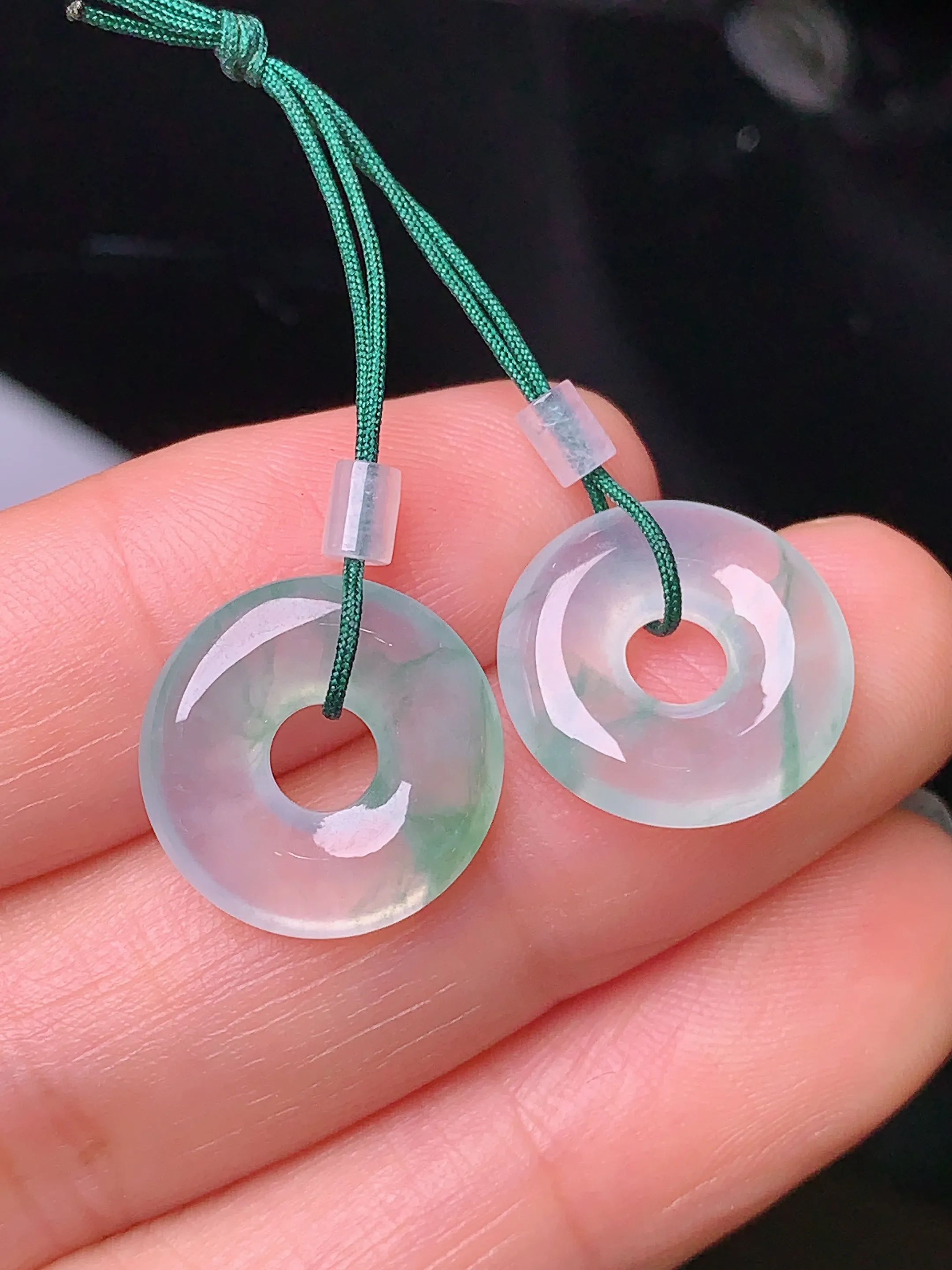 冰种飘绿平安扣一对 玉质细腻 色泽清新艳丽 整体尺寸 14.2*3.3