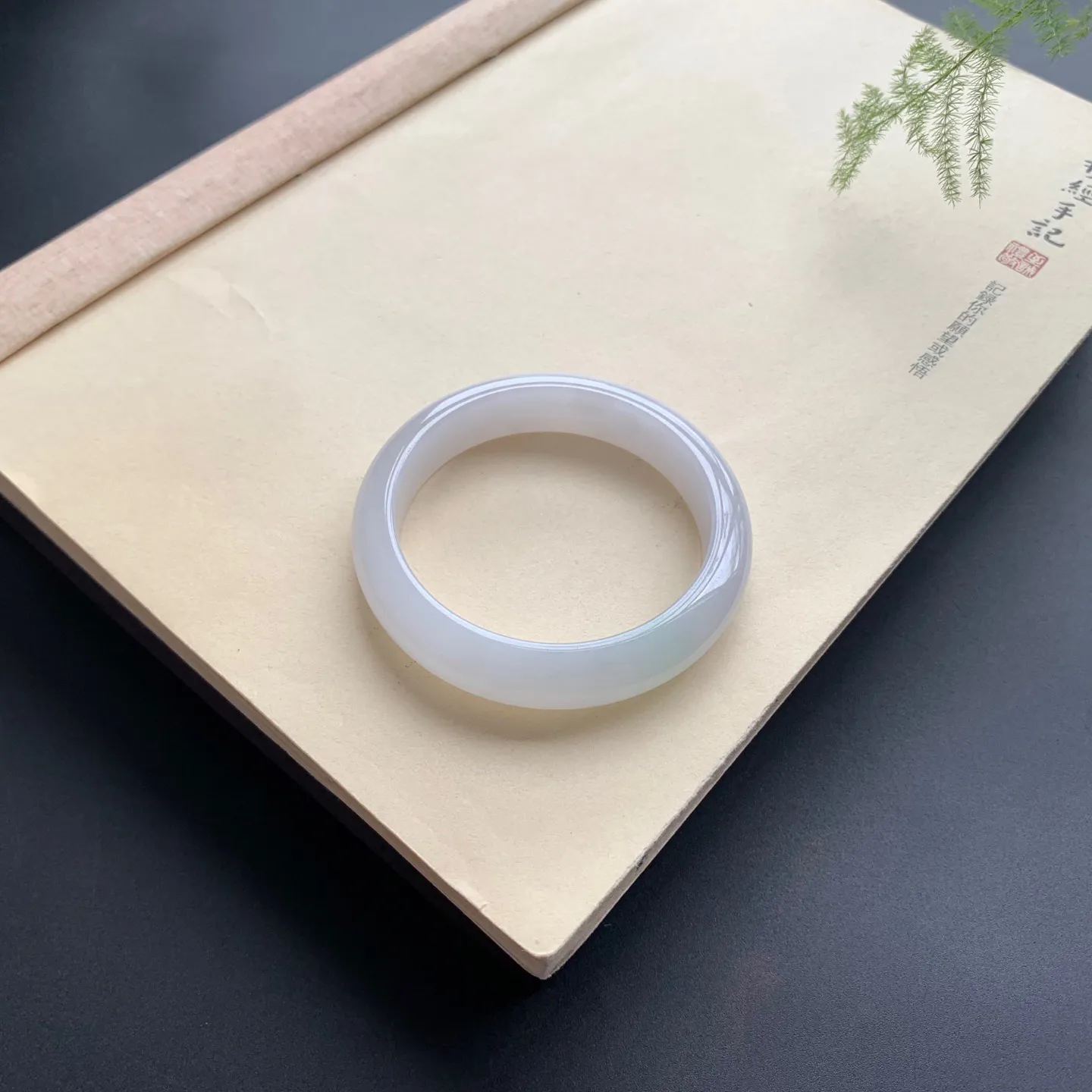 54.6圈口细糯正圈手镯 尺寸：54.6-12.5-8，无纹裂，细腻釉洁，清爽干净