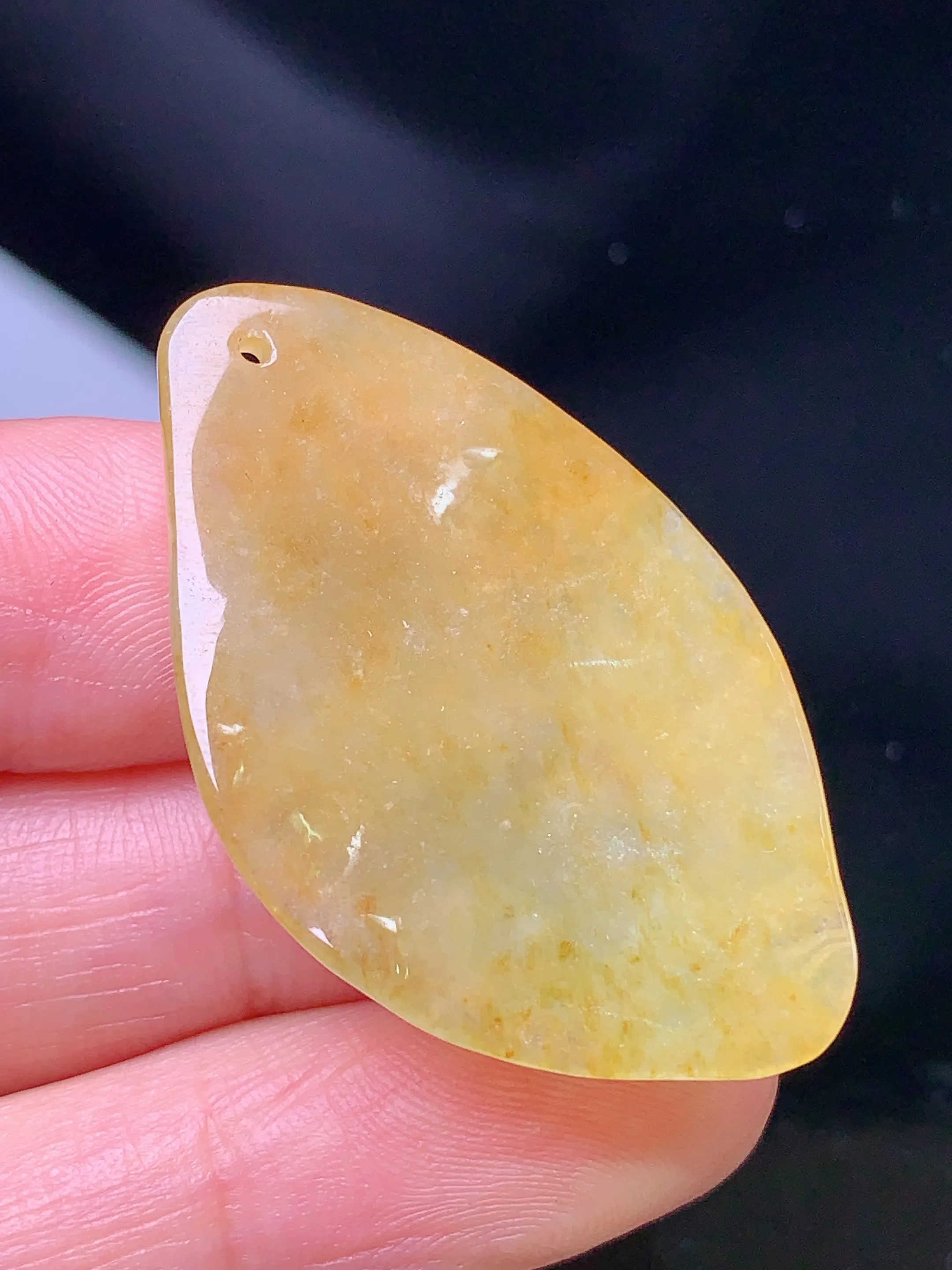 黄翡一叶成龙吊坠 玉质细腻 色泽清新艳丽 整体尺寸38.5*23.5*9