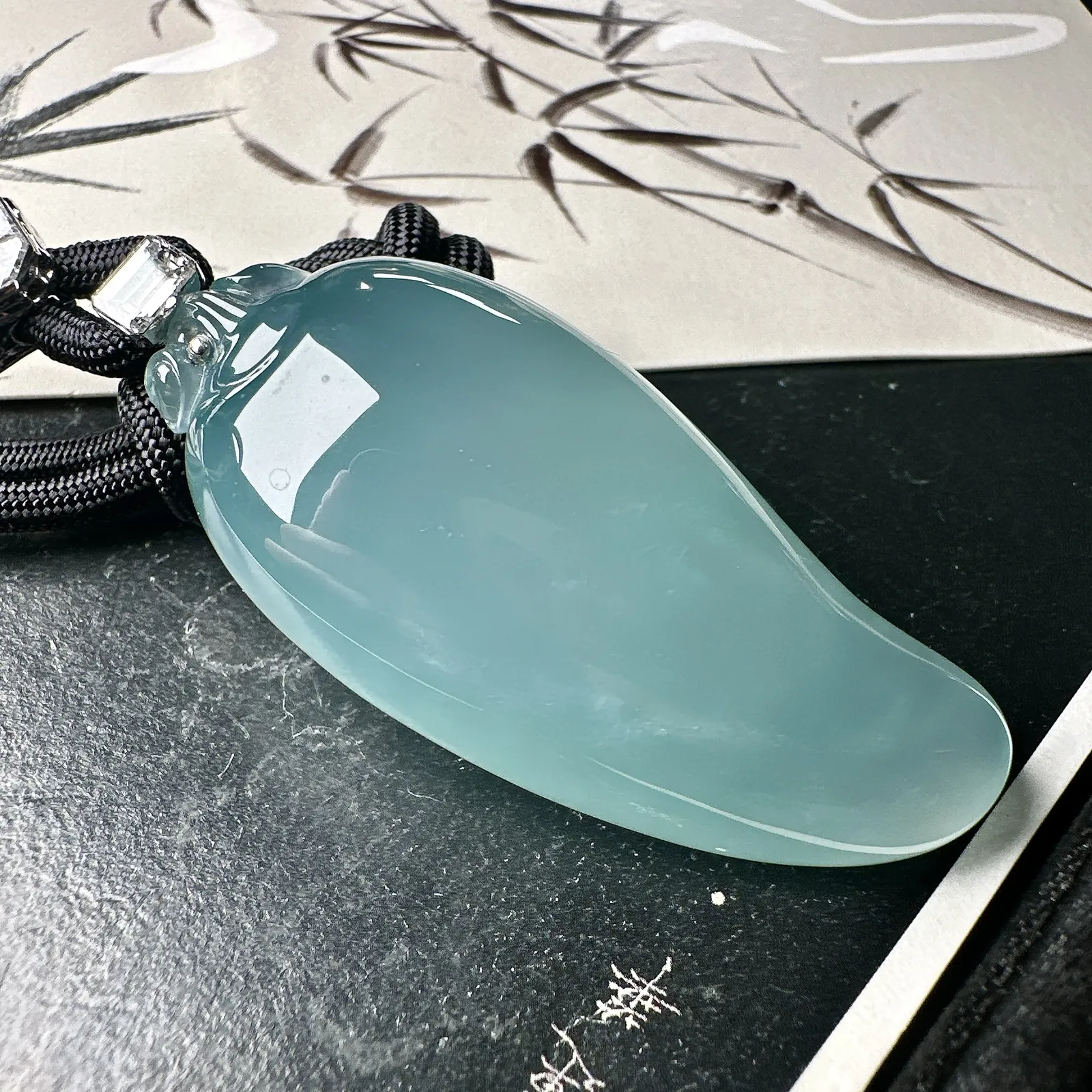 【冰种天空蓝大福瓜】质地冰润细腻，种老起光，收藏品质，18K金钻镶嵌，裸石尺寸53*24.6*15.4毫米