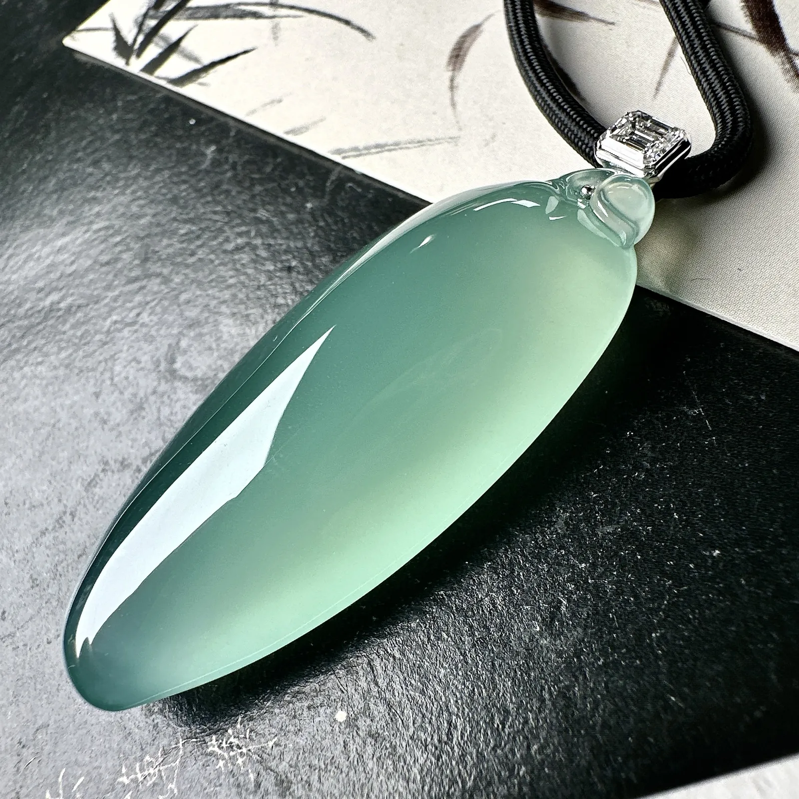 【冰种晴绿大福瓜】质地冰润细腻，种老起光，收藏品质，18K金钻镶嵌，裸石尺寸48.9*21.5*11.7毫米