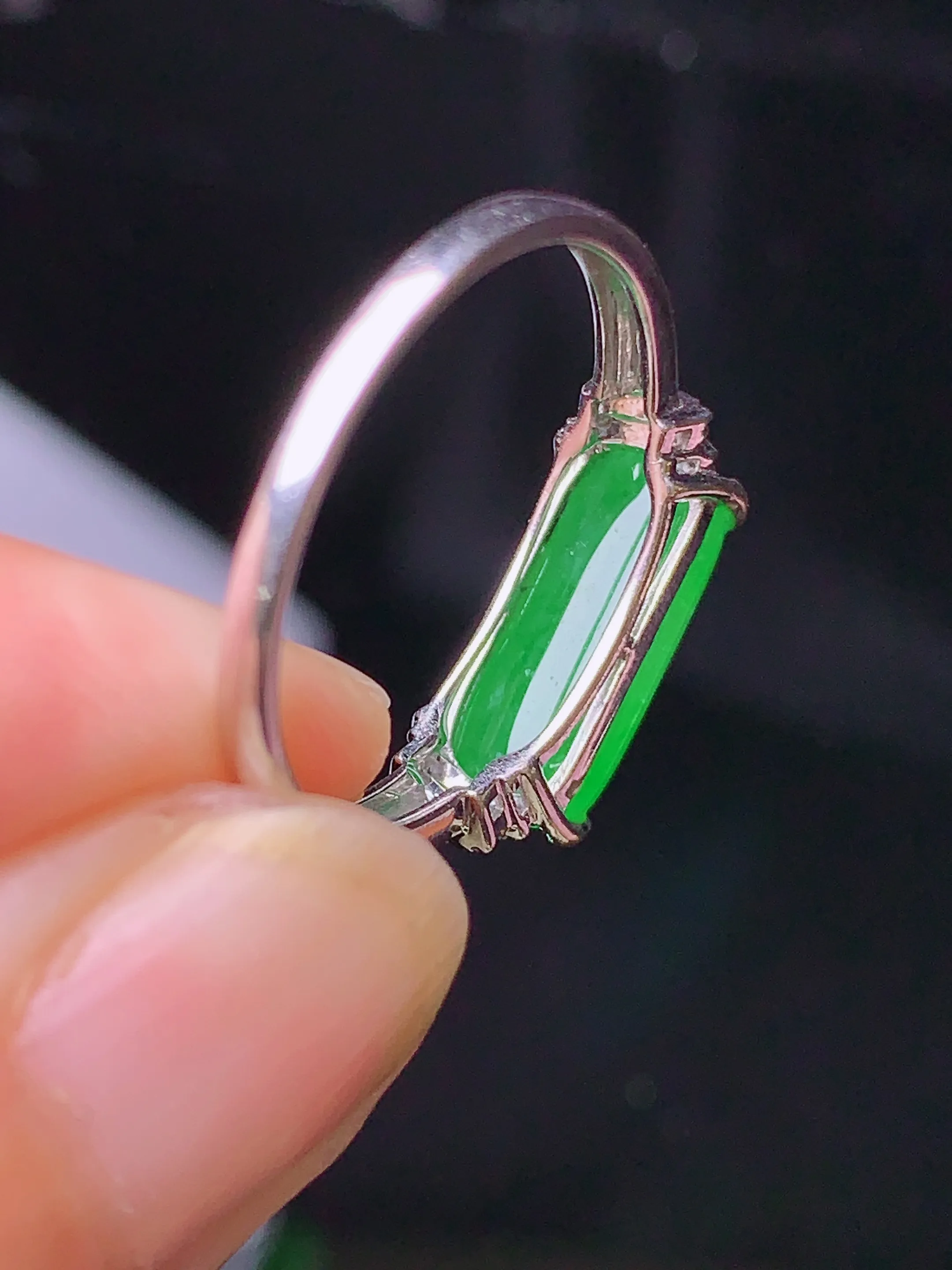 18k金钻镶嵌翠绿玉柱戒指 玉质细腻 色泽清新艳丽 圈口15 整体尺寸5.2*12.5*3.6