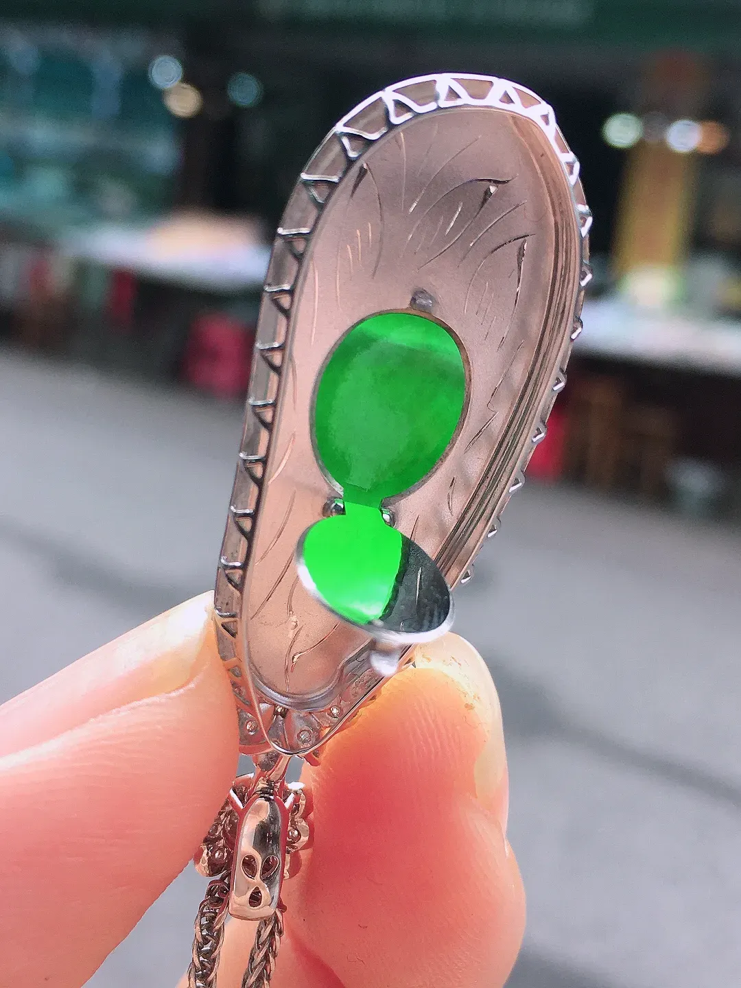 满绿福豆吊坠，色泽均匀浓郁，玉质细腻，荧光感超
强，饱满圆润，尽显优雅气质，18k
金豪华镶嵌