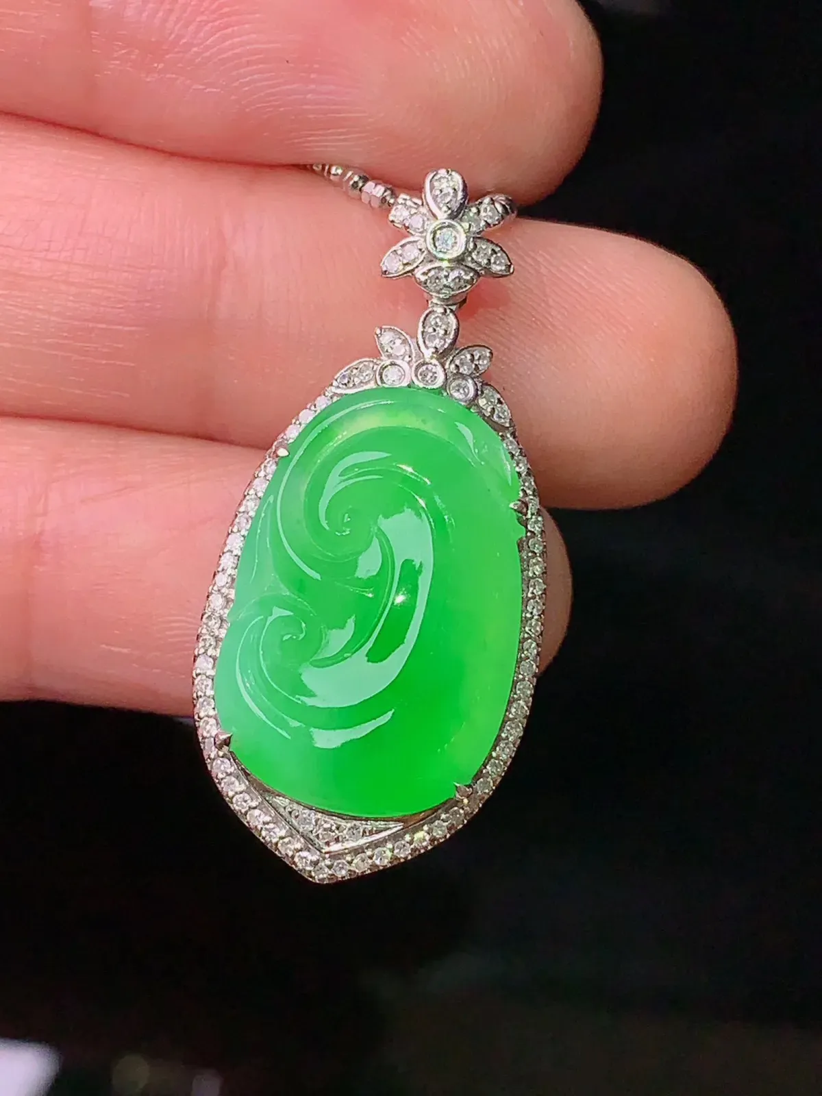 18k金钻镶嵌翠绿如意吊坠 玉质细腻 色泽艳丽 整体尺寸31.3*14.8*6.5