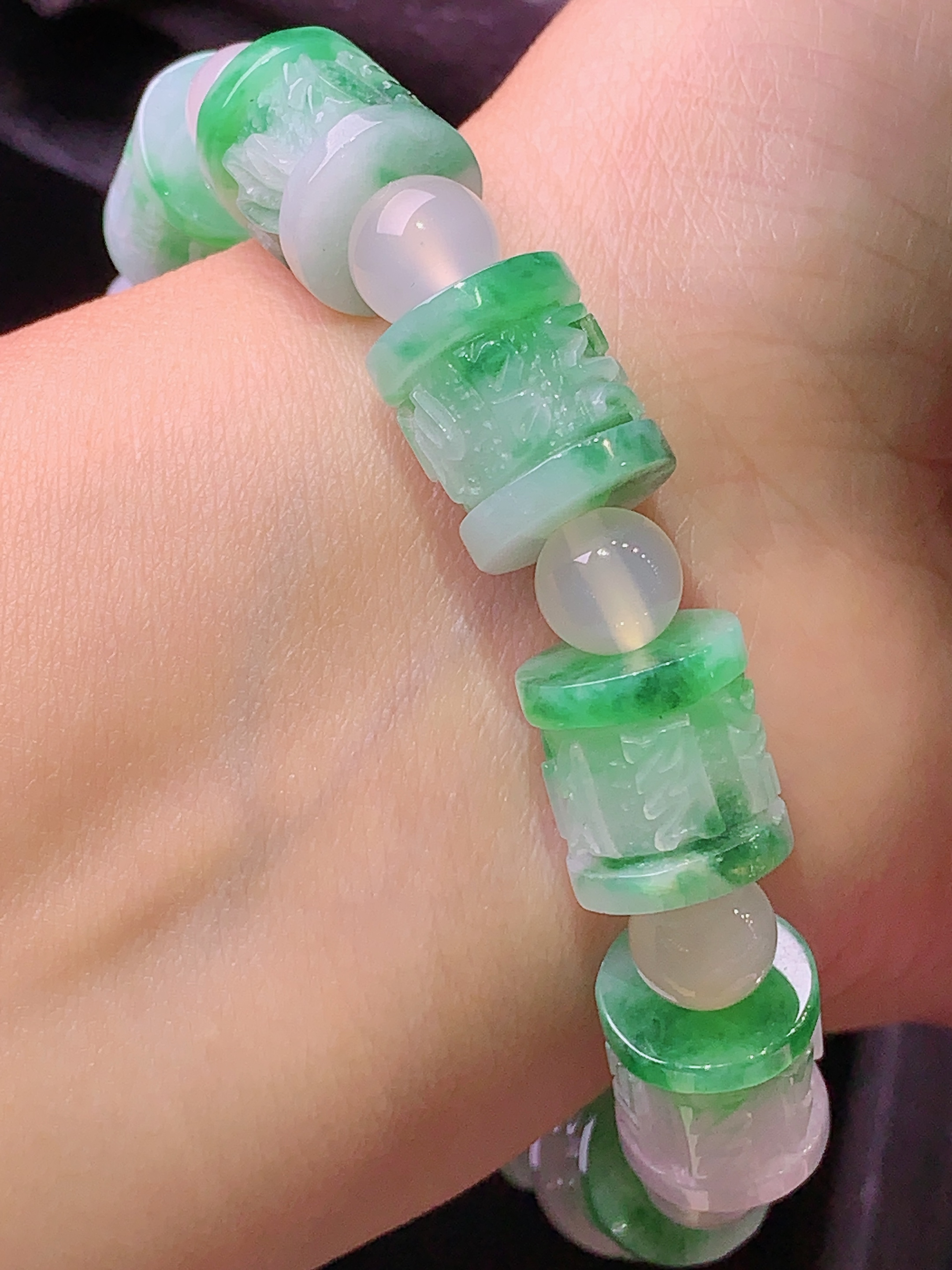 飘绿路路通手链 玉质细腻 色泽清新艳丽 整体尺寸12*13