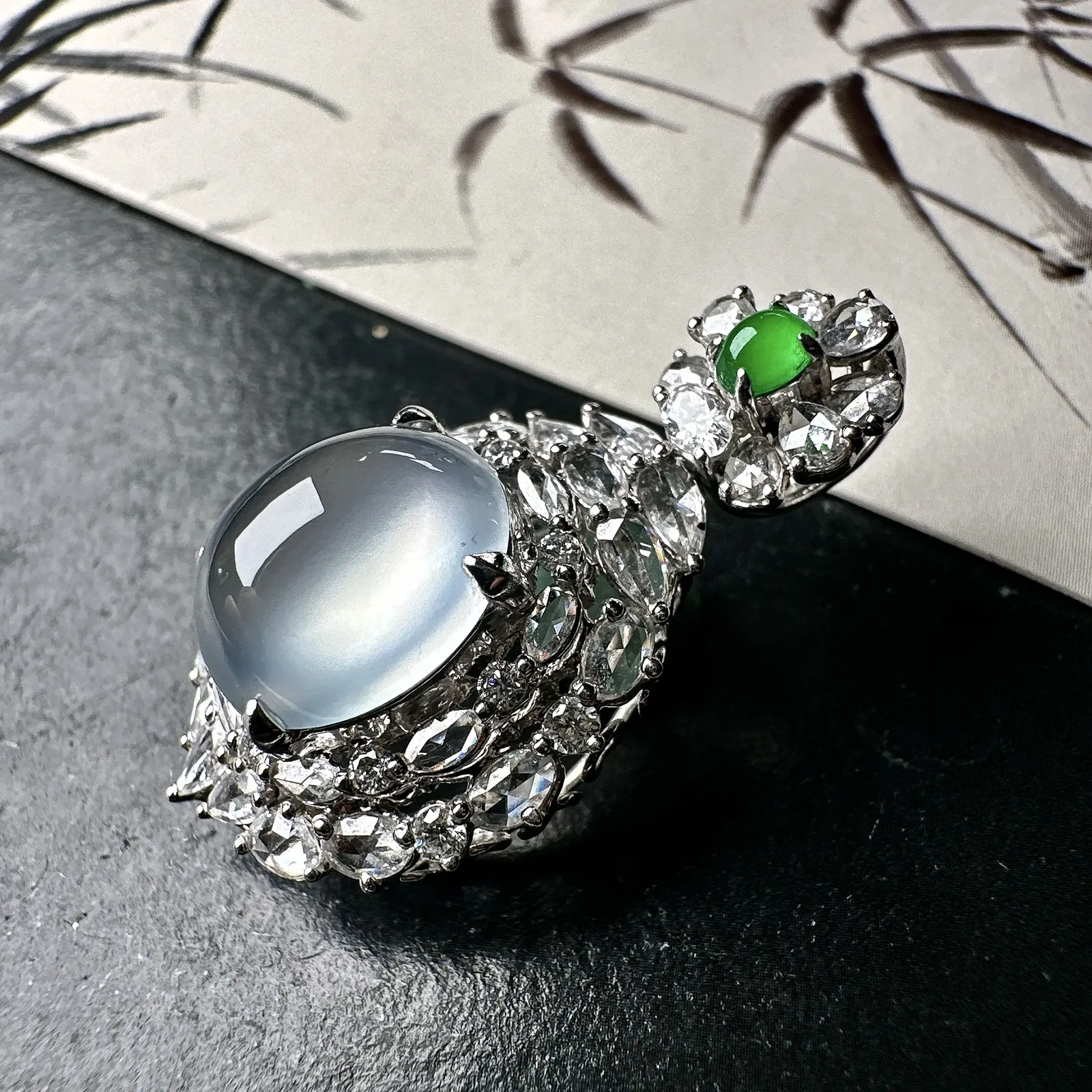 【冰种蛋面吊坠】冰感十足，通透闪亮，饱满圆润，18k金钻镶嵌，裸石尺寸12.5*11.1*6.9毫米。