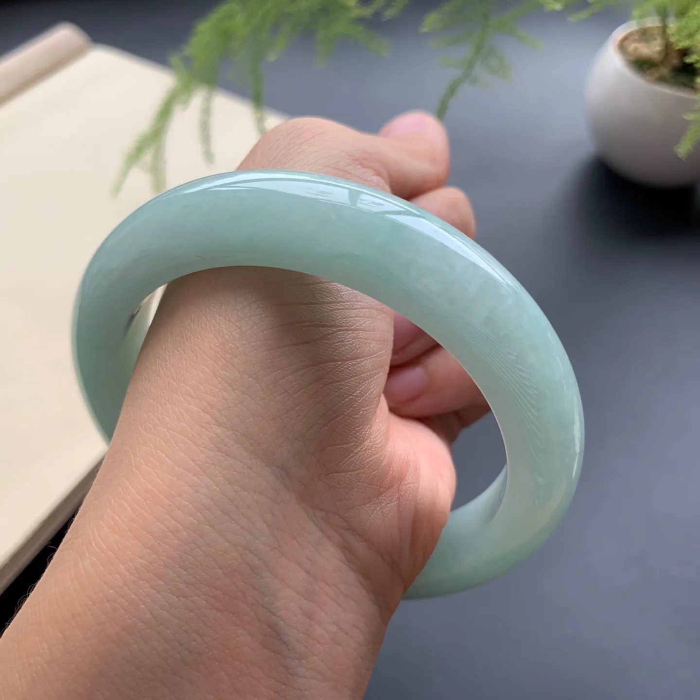 61.8圈口满色正圈手镯 尺寸：61.8-13-10，无纹裂，色泽靓丽，版型厚装