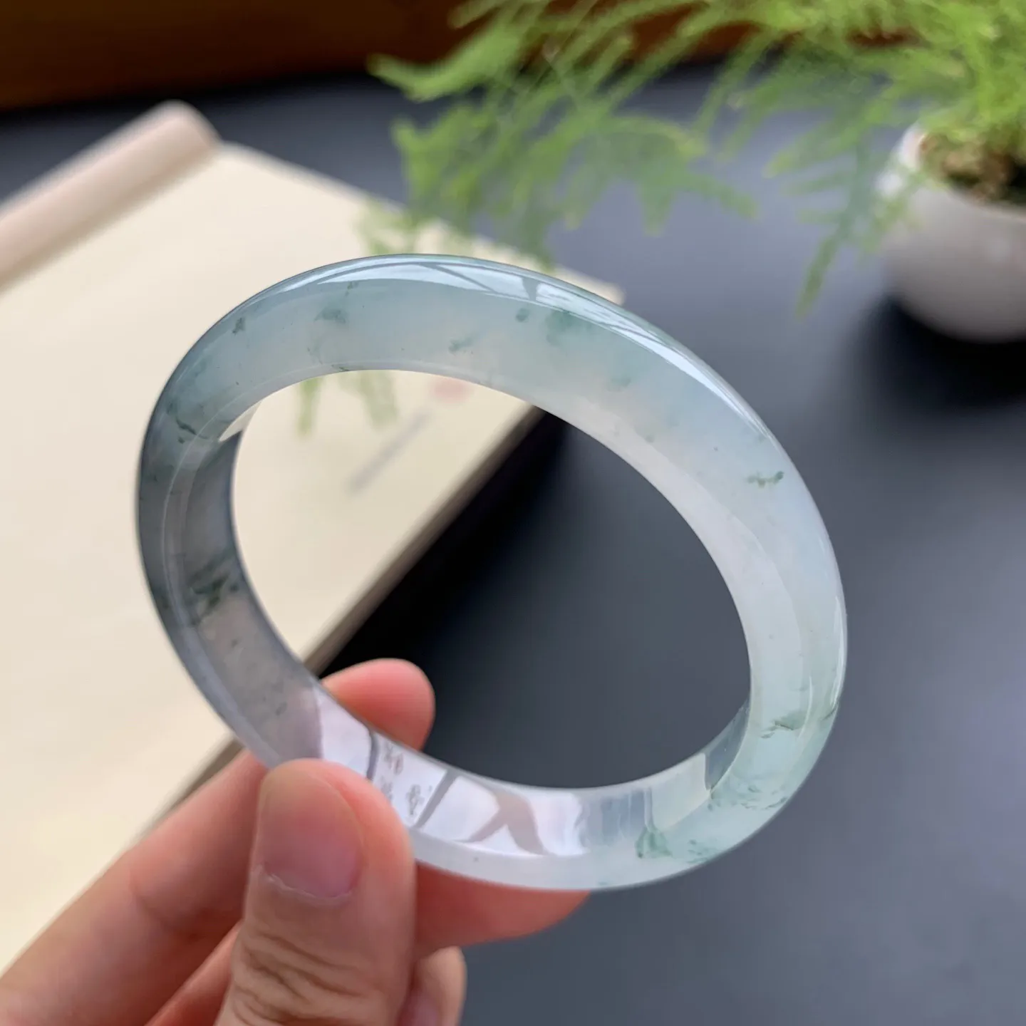 53.5圈口冰种飘花带乌鸡正圈手镯 尺寸：53.5-11.6-7.2，水润透亮，胶感十足