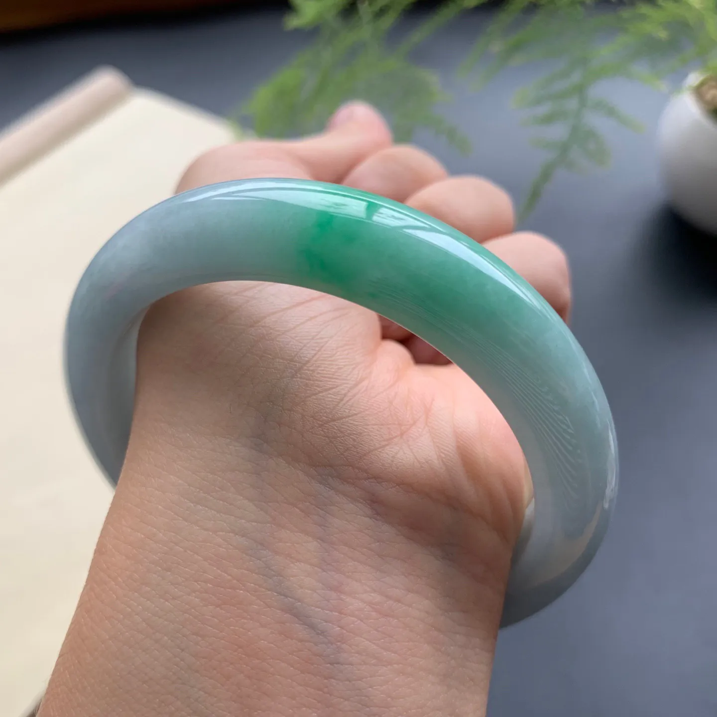 57.8圈口飘绿正圈手镯 尺寸：57.8-12.5-10，无纹裂，细腻光滑，色泽靓丽