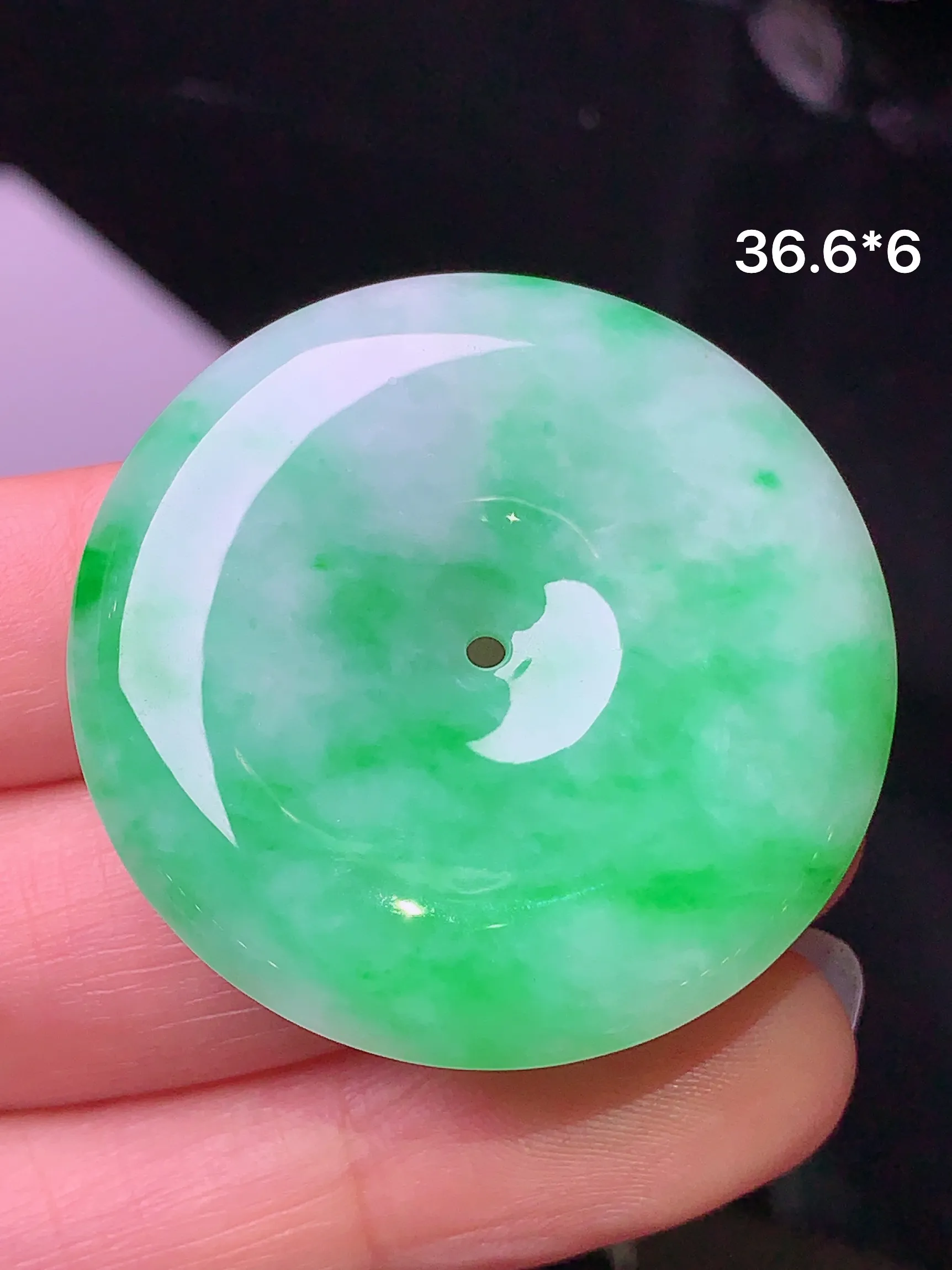 翠绿平安扣吊坠 玉质细腻 色泽清新艳丽 整体尺寸36.6*6