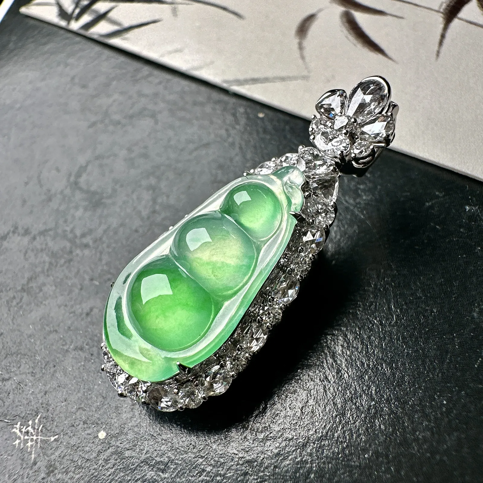 【冰种绿福豆吊坠】种地上乘，冰感十足，通透起光，饱满圆润，18k金钻镶嵌，裸石尺寸21.9*11.7*4.8毫米。