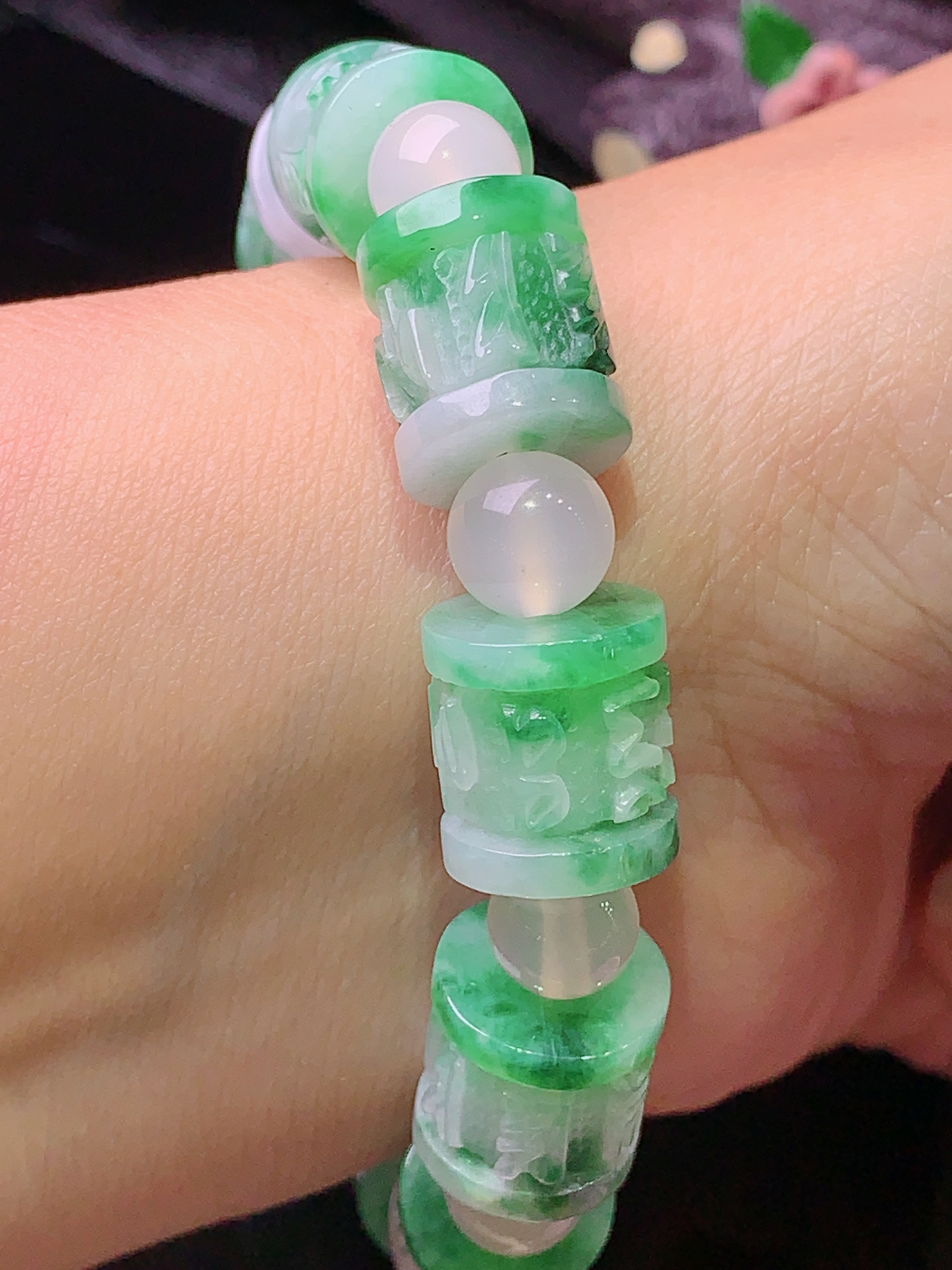 飘绿路路通手链 玉质细腻 色泽清新艳丽 整体尺寸12*13