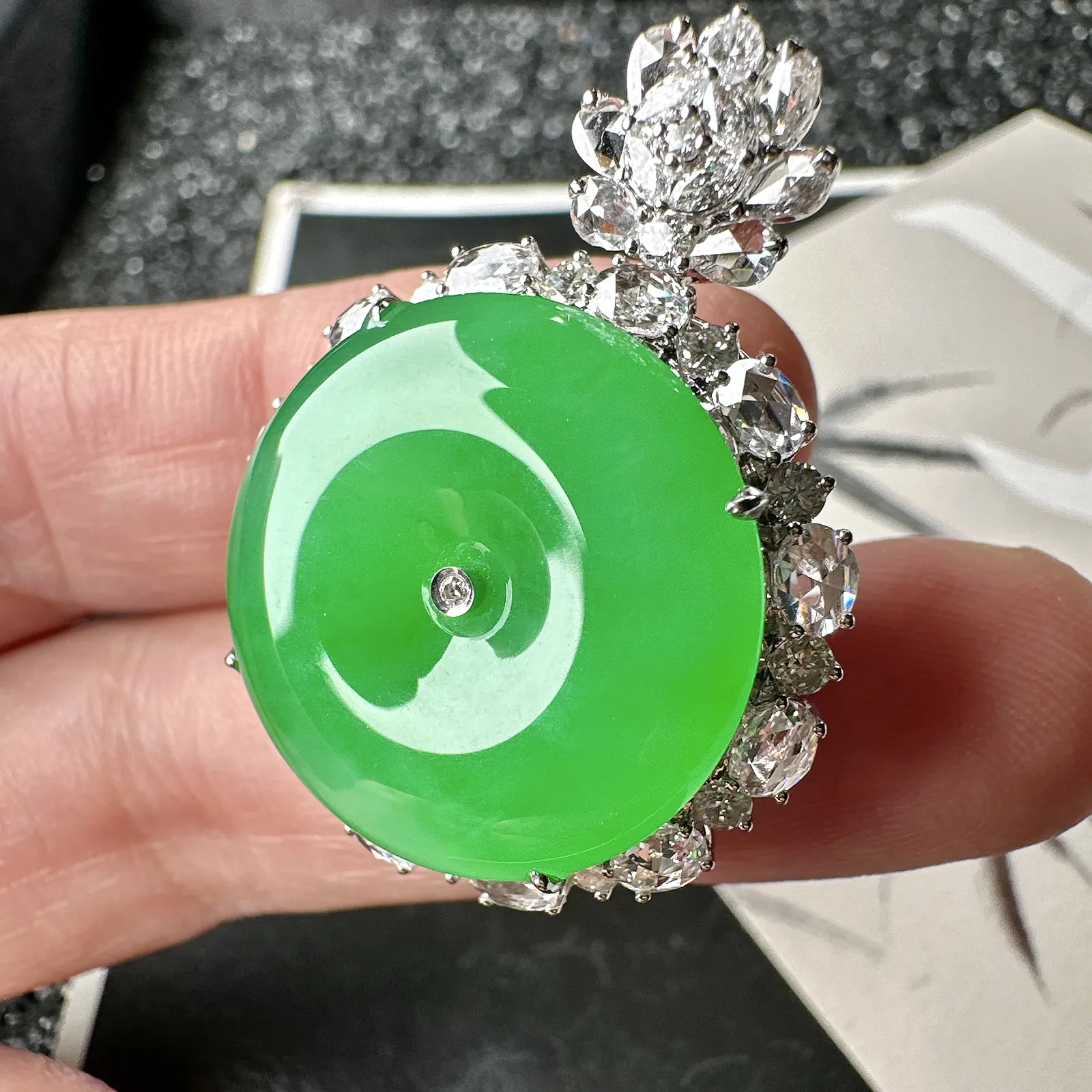 【冰种满绿平安扣】质地非常细腻，冰润十足，种老冰透，18k金钻镶嵌，裸石尺寸21*4.3毫米，收藏品质