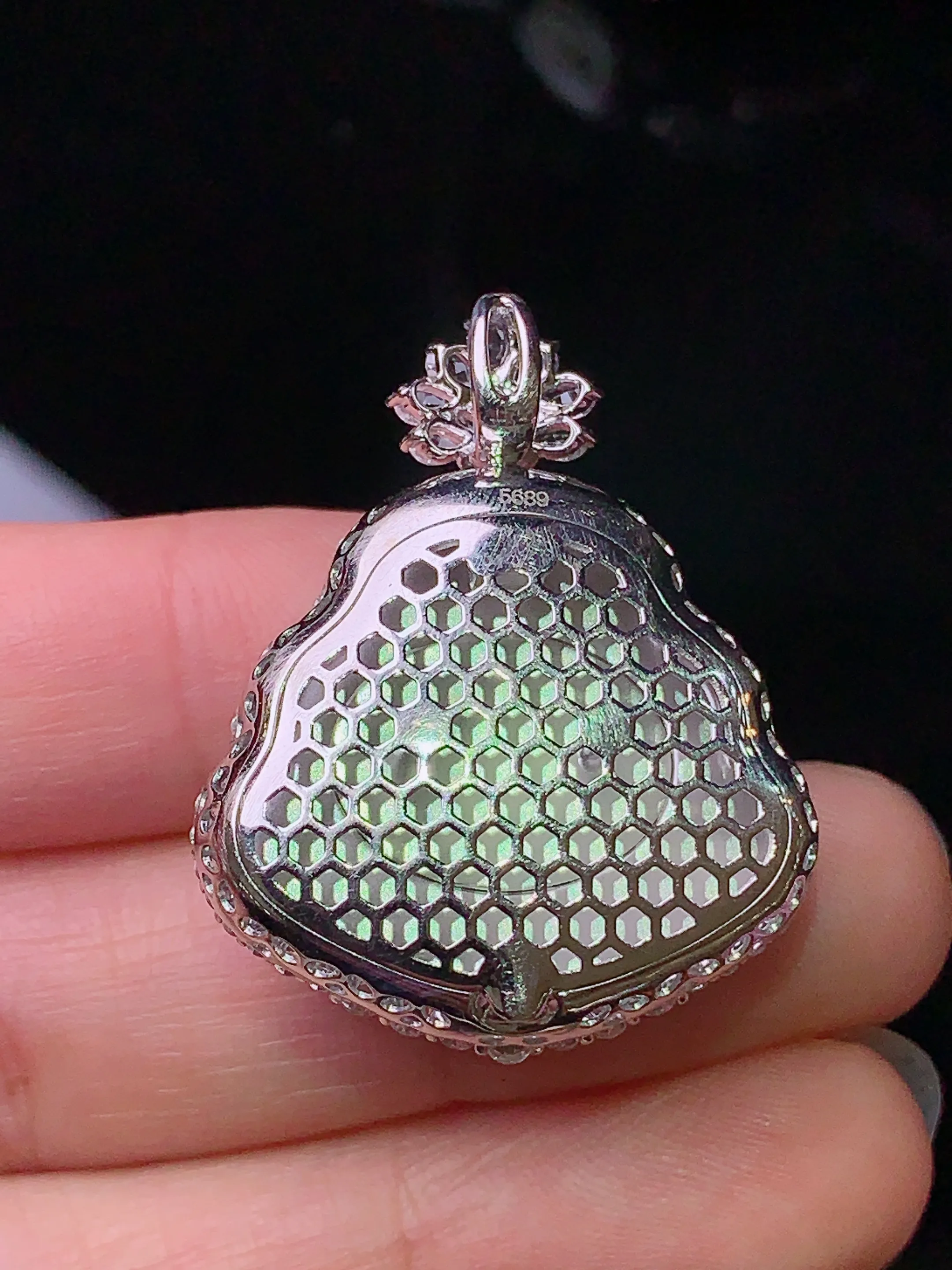 18k金钻宝石镶嵌翠绿佛公吊坠 玉质细腻 色泽清新艳丽 整体尺寸32.8*26.2*11.8